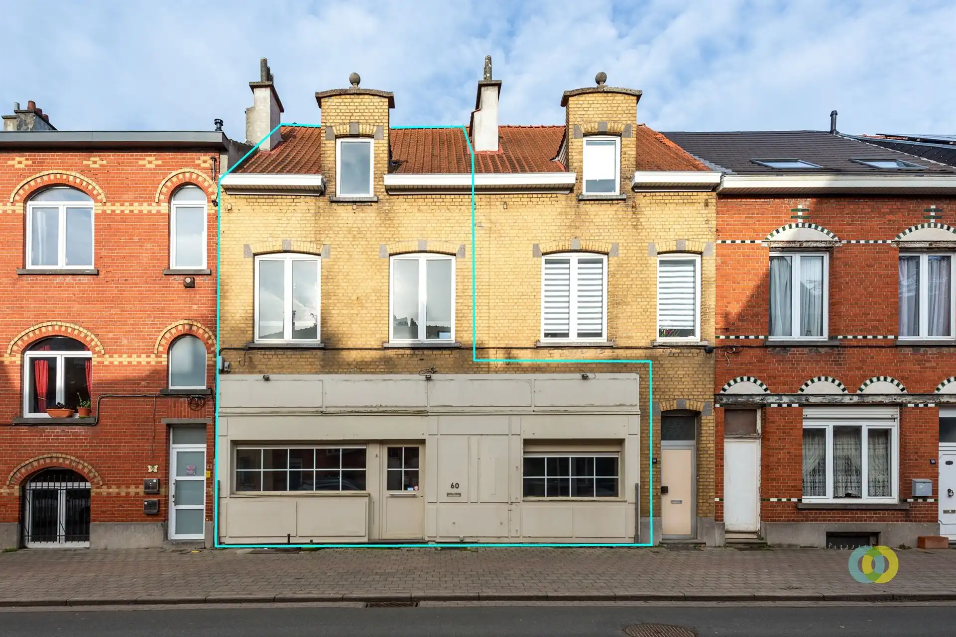 Handelshuis met bovenliggend duplexappartement foto {{pictureIndex}}