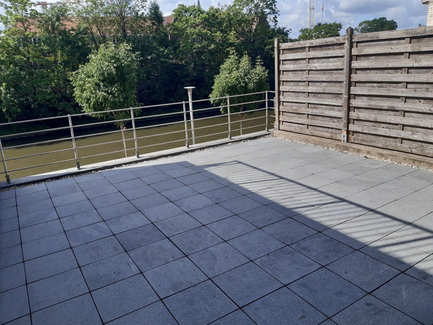 Gelijkvloers appartement met prachtig terras. foto {{pictureIndex}}