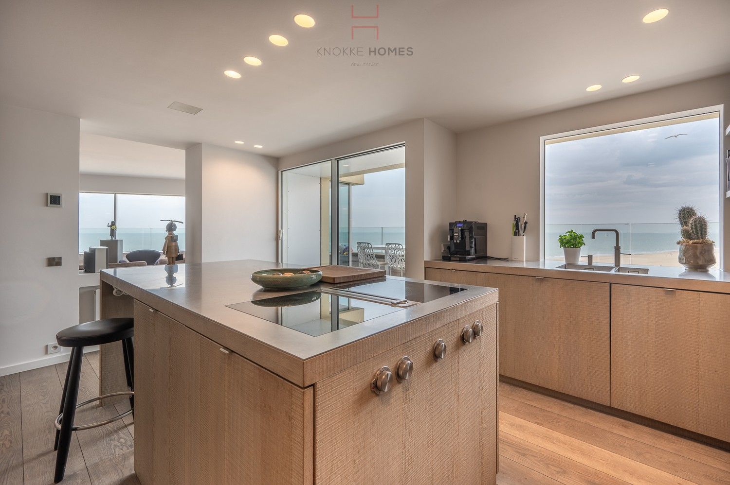 Exceptioneel hoekappartement op de Zeedijk genietend van uitzonderlijke zee- en strandzichten. foto 9