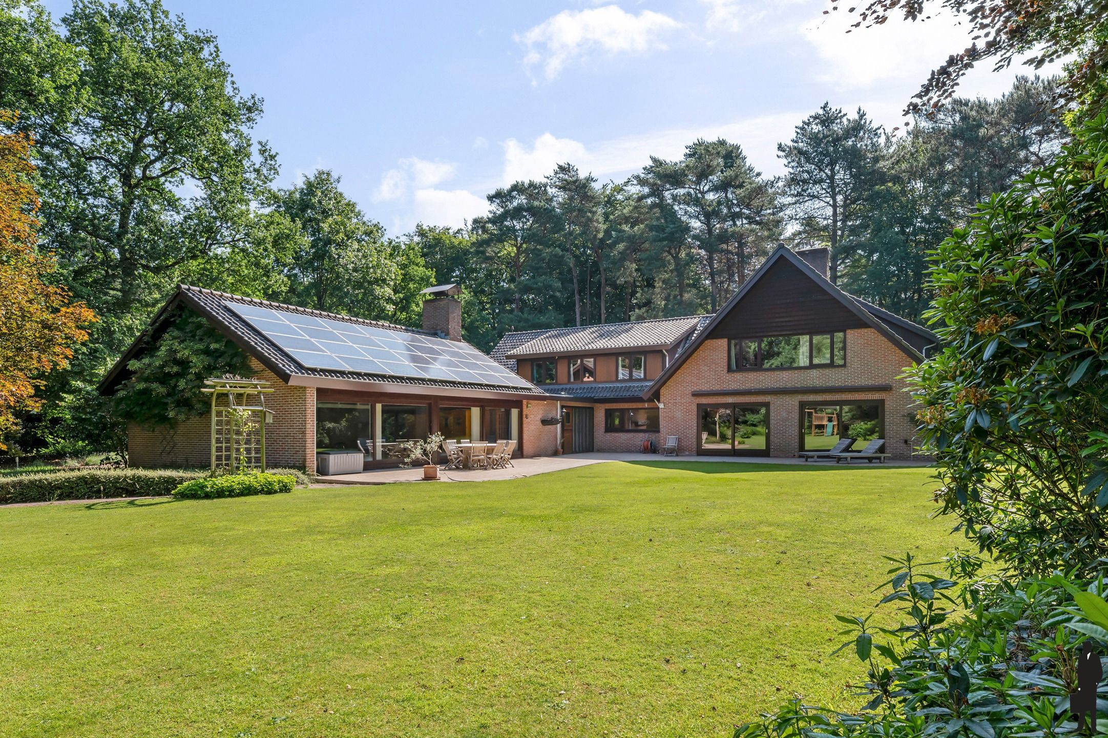 Seventiesvilla op toplocatie! foto {{pictureIndex}}