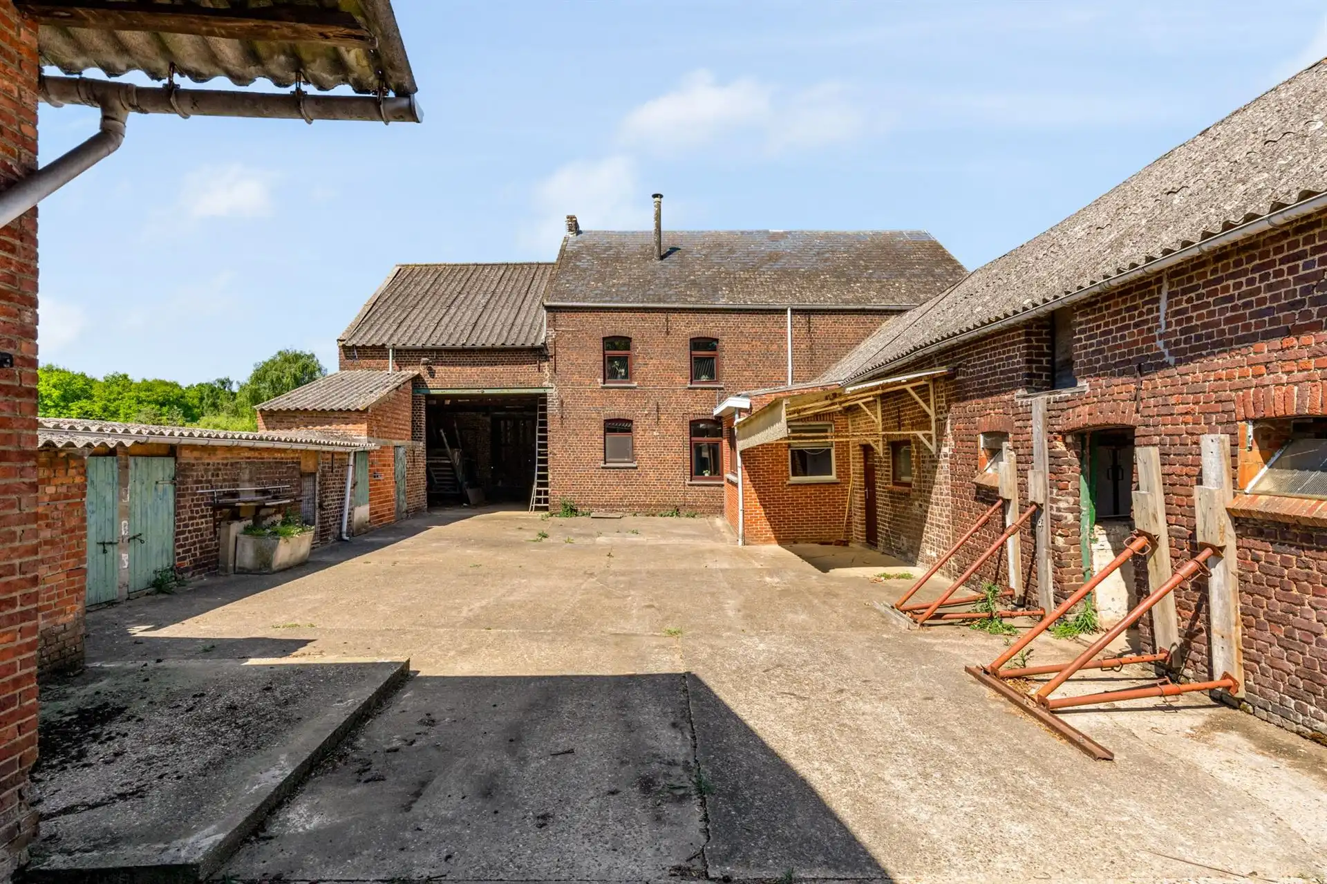 Te renoveren vierkantshoeve met weilanden foto 3