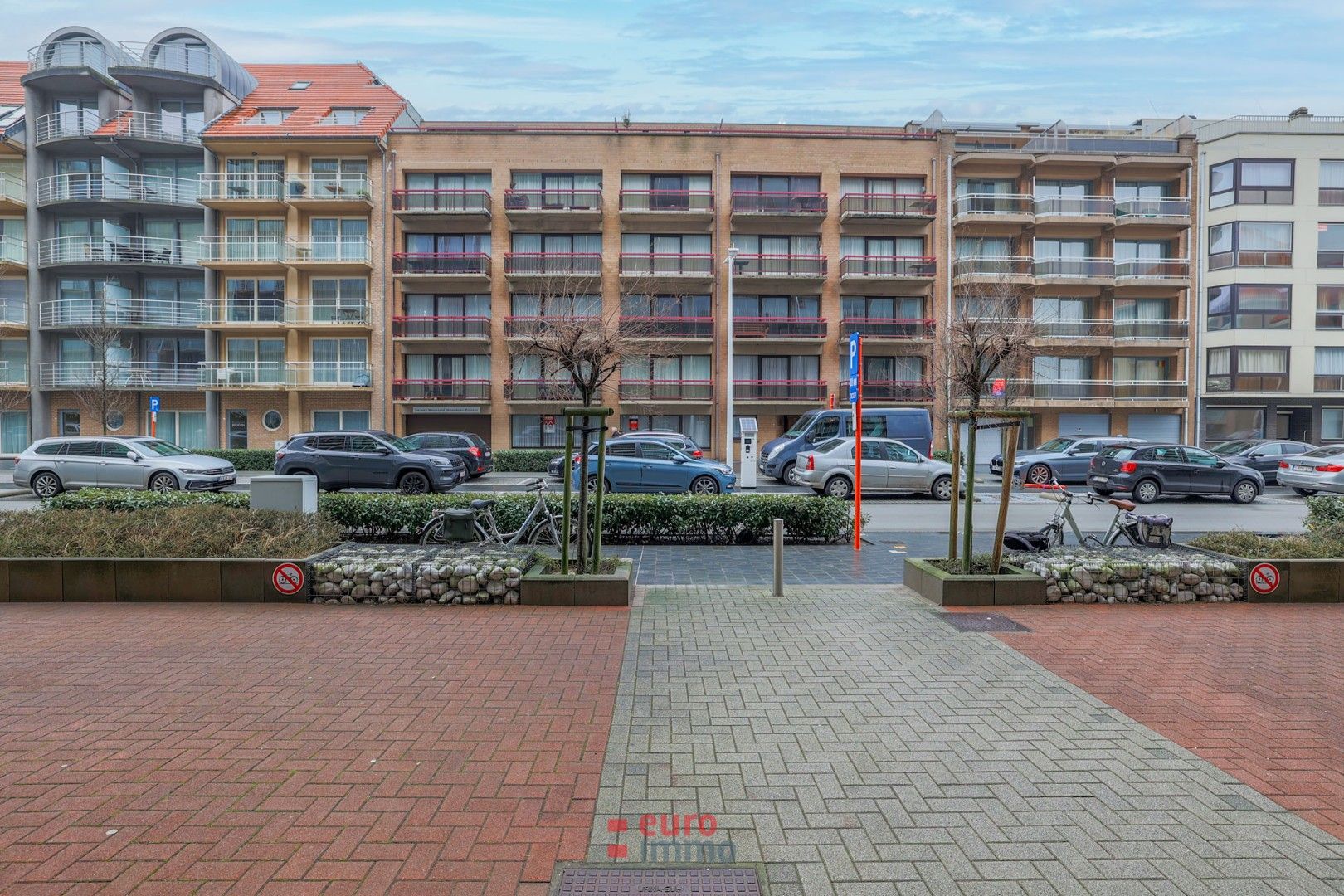 Open parkeerplaats op de binnenkoer. foto {{pictureIndex}}