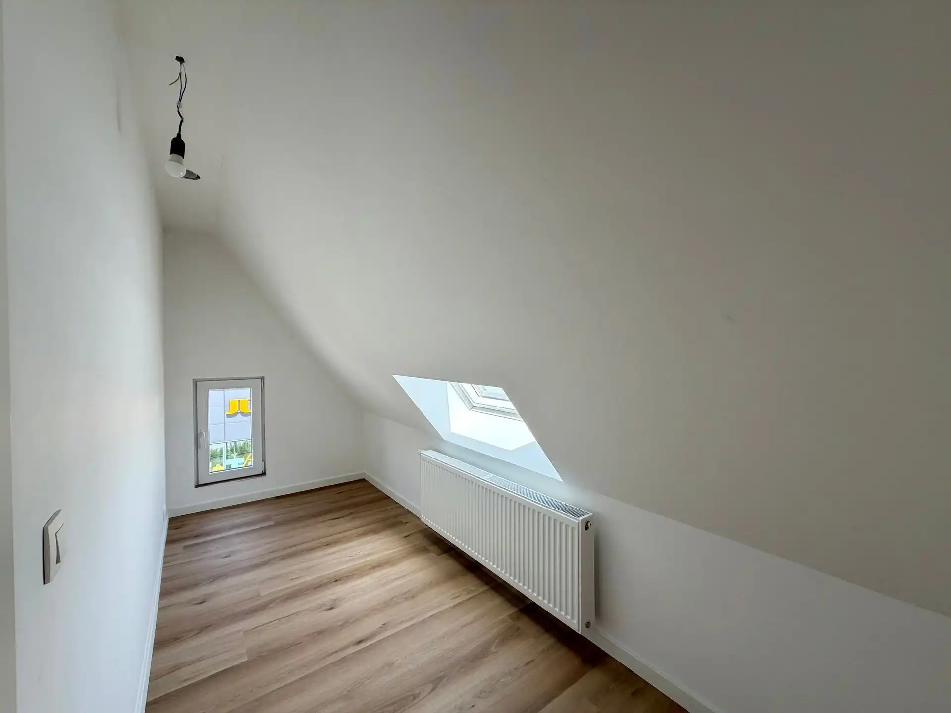 Uitzonderlijk ruim en volledig vernieuwd triplex appartement met drie slaapkamers, twee badkamers en een riant terras op een centrale locatie te Dilsen-Stokkem. foto 15