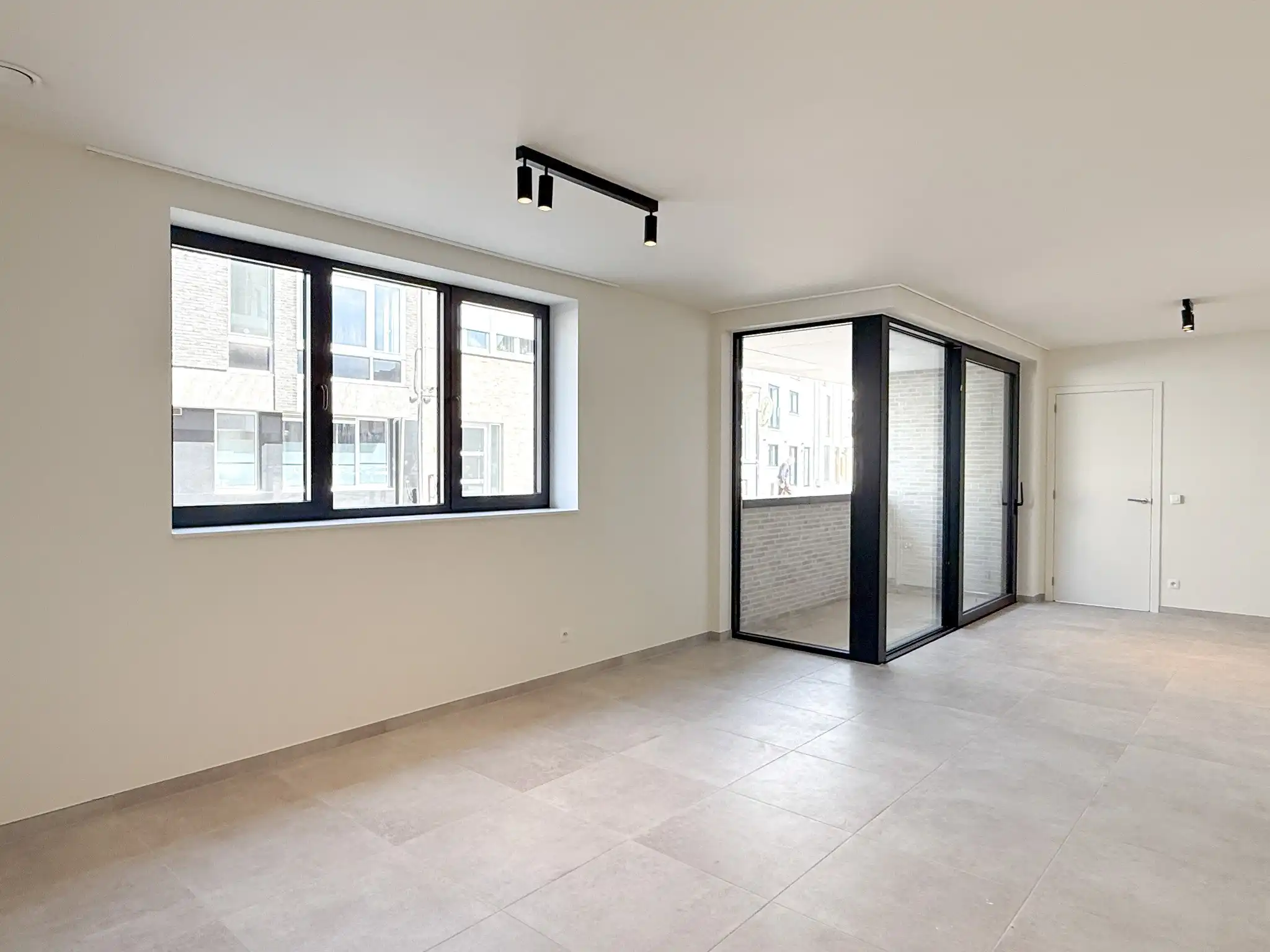 Gelijkvloers nieuwbouwappartement met terras en 1 slaapkamers foto {{pictureIndex}}
