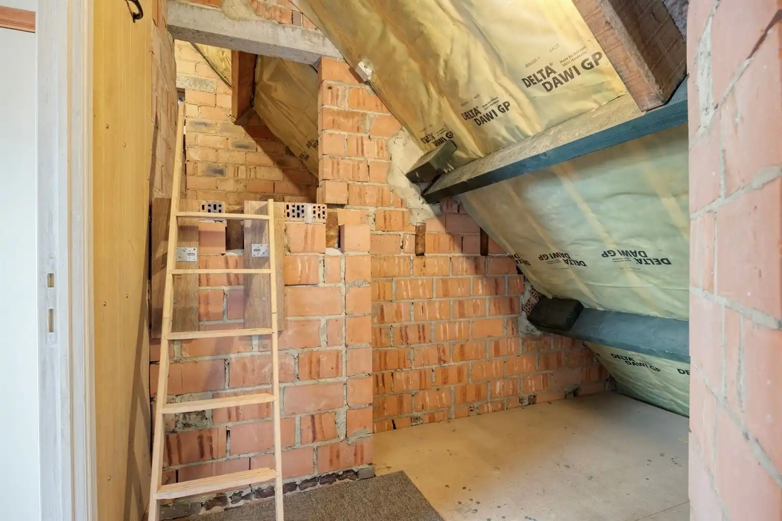 Toffe, vrijstaande split-level woning met 4 slaapkamers, inpandige garage, prachtig aangelegde tuin en zonnepanelen, rustig gelegen in het landelijke Ophoven.  foto 29