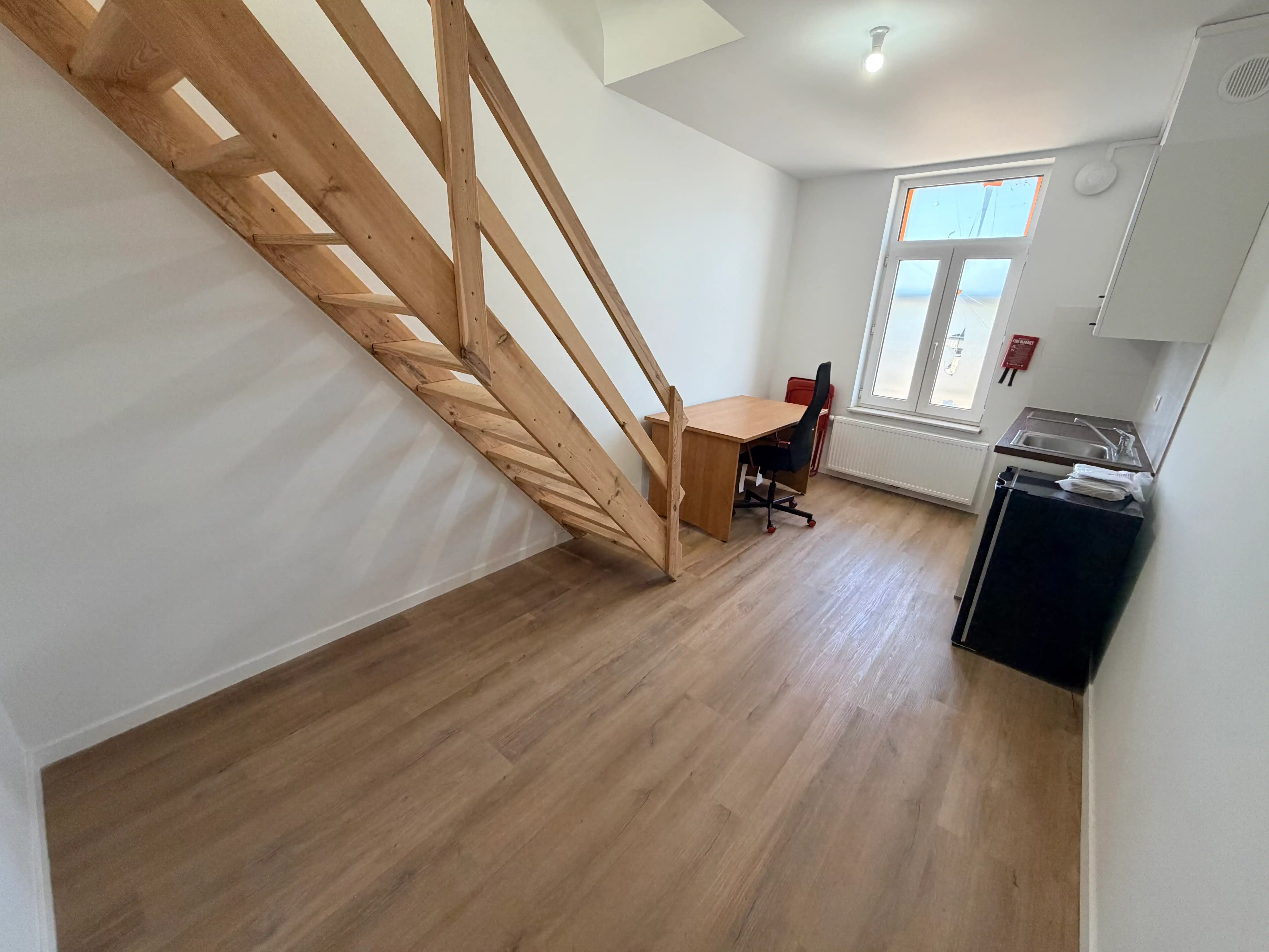 --- NIEUW --- Gerenoveerde STUDENTEN-studio (GEEN DOMICILIE MOGELIJK!) te huur in Gent, nabij UZ/station/overpoort foto 2