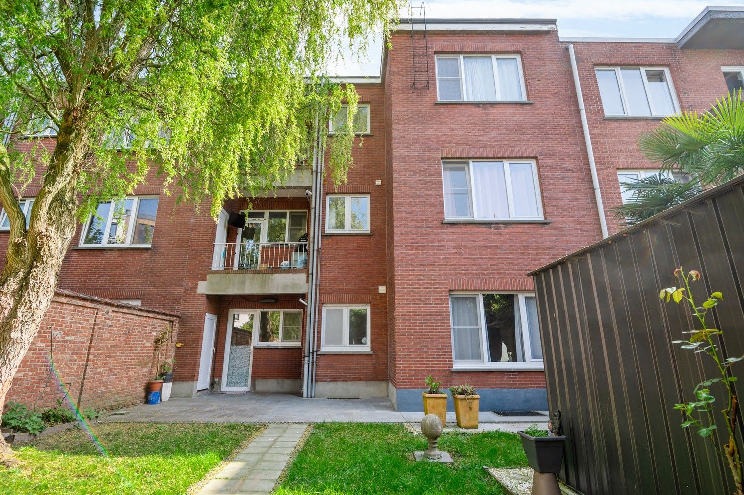 Gelijkvloers appartement met 2 ruime slaapkamers en tuin! foto 3