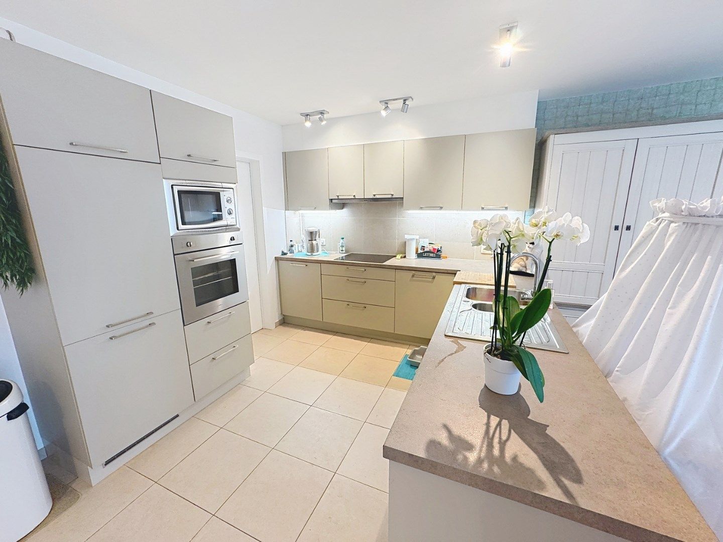 Ruim gelijkvloers appartement op uiterst centrale ligging foto 4