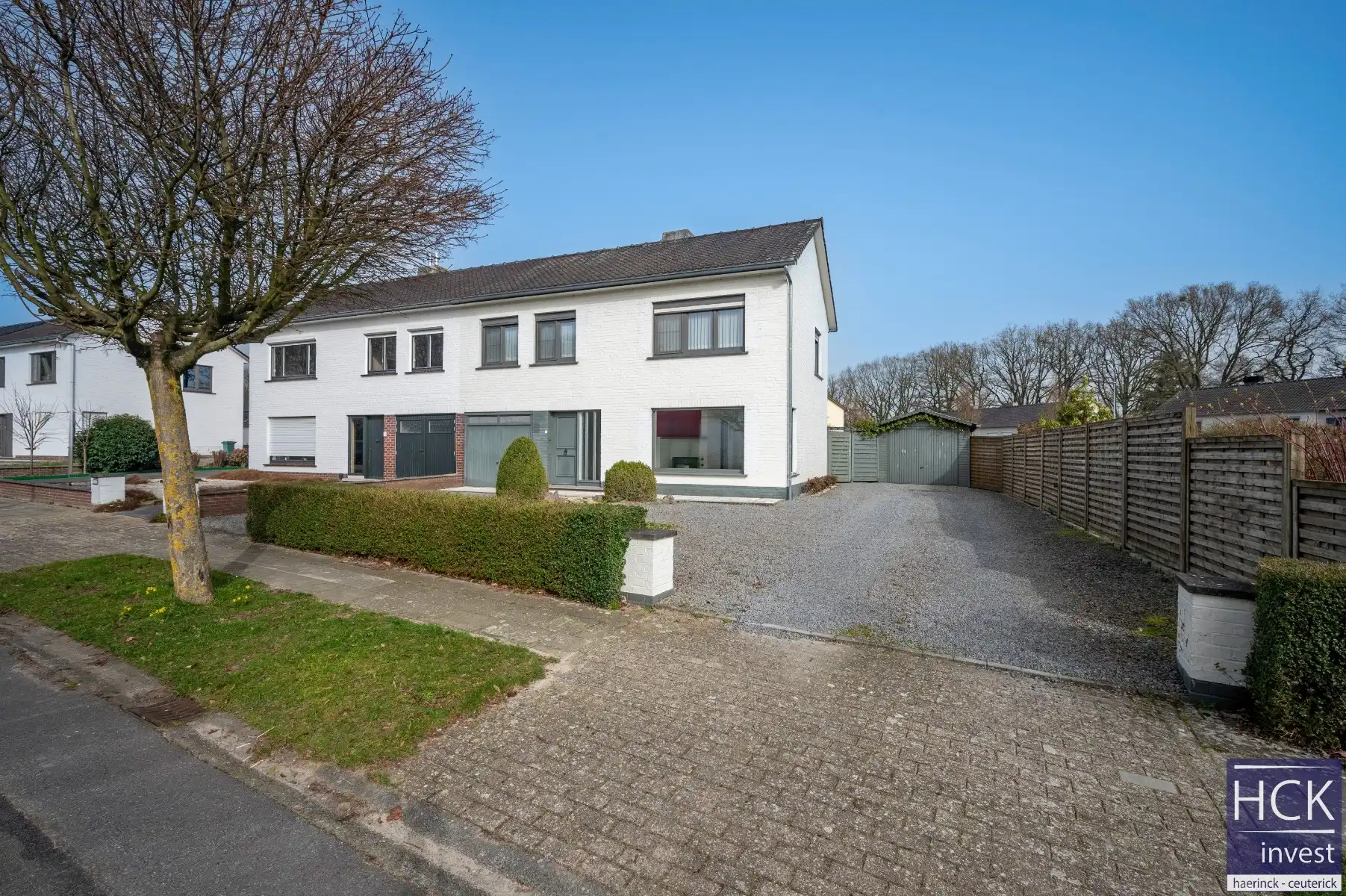 Hoofdfoto van de publicatie: KRUISHOUTEM - Ruime halfopen woning op 674 m² met 4 SLPK., aan het Lozerbos!