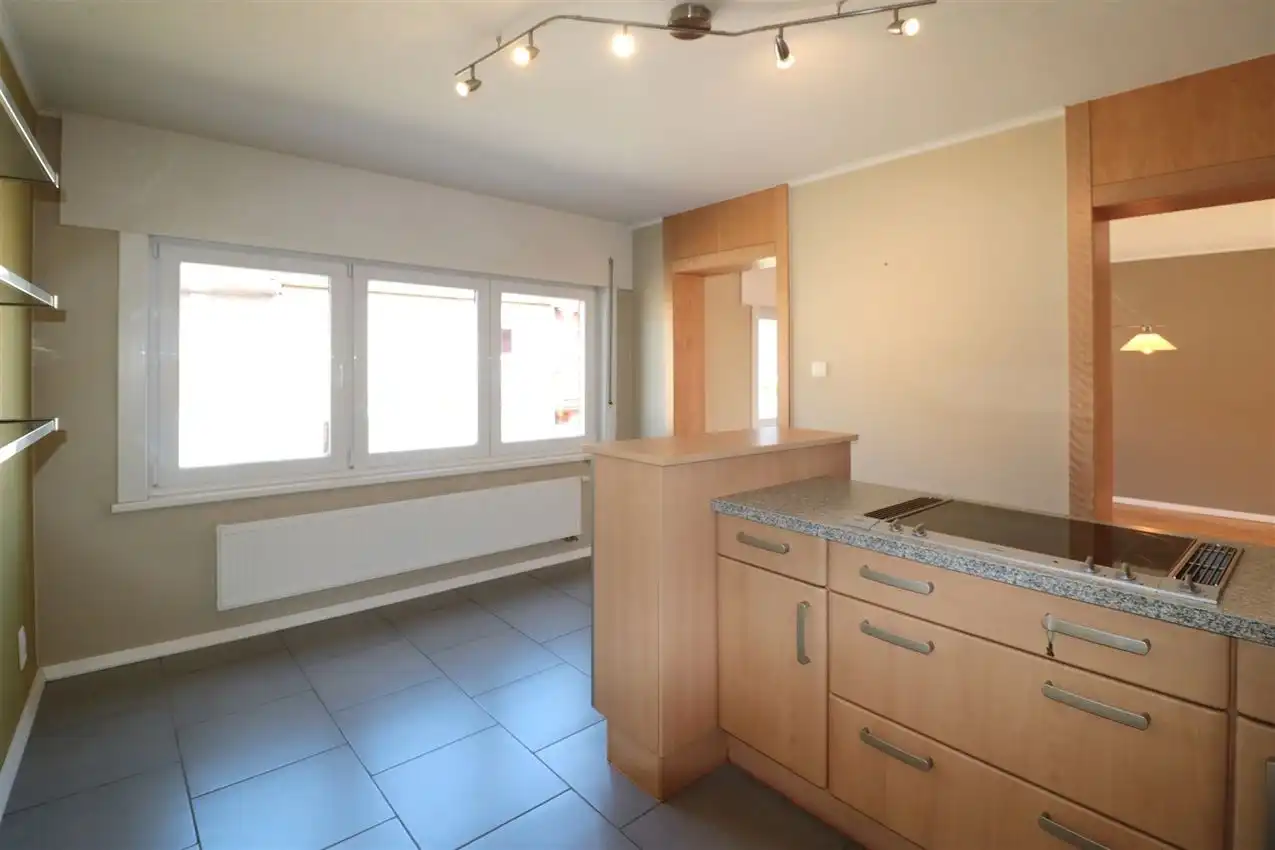 Handelswoonst met volledig uitgeruste frituur en appartement foto 22