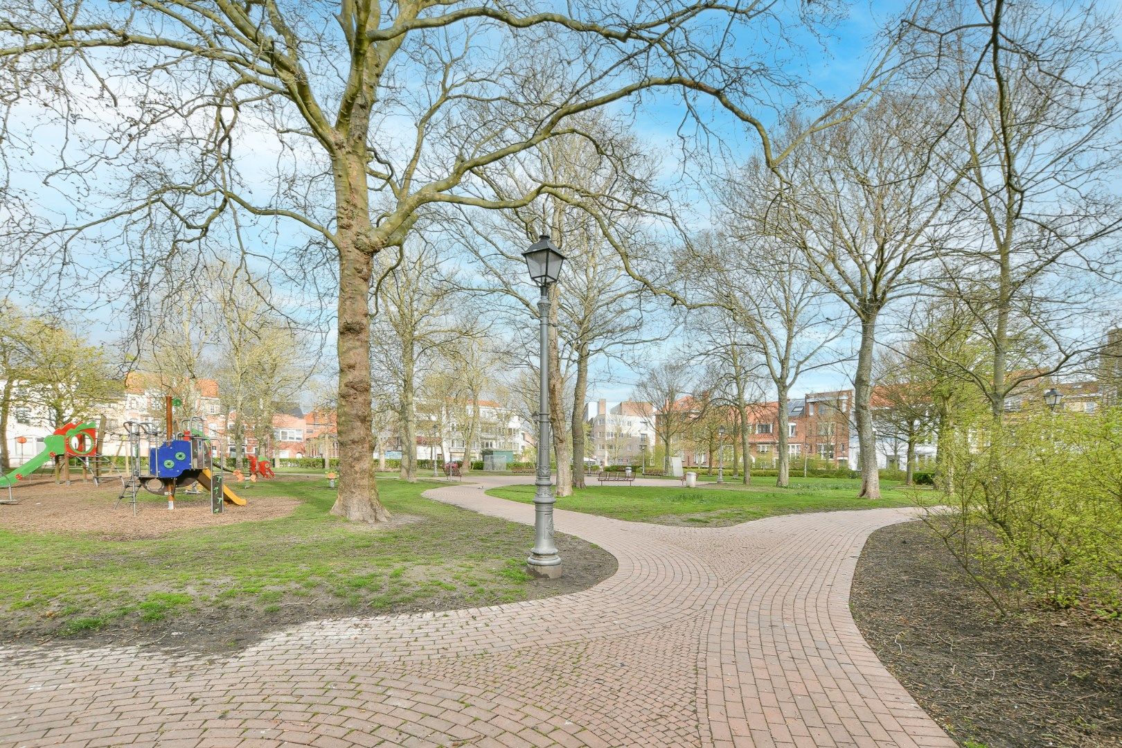 Centraal gelegen rijwoning met 4 slaapkamers en koer  foto 2