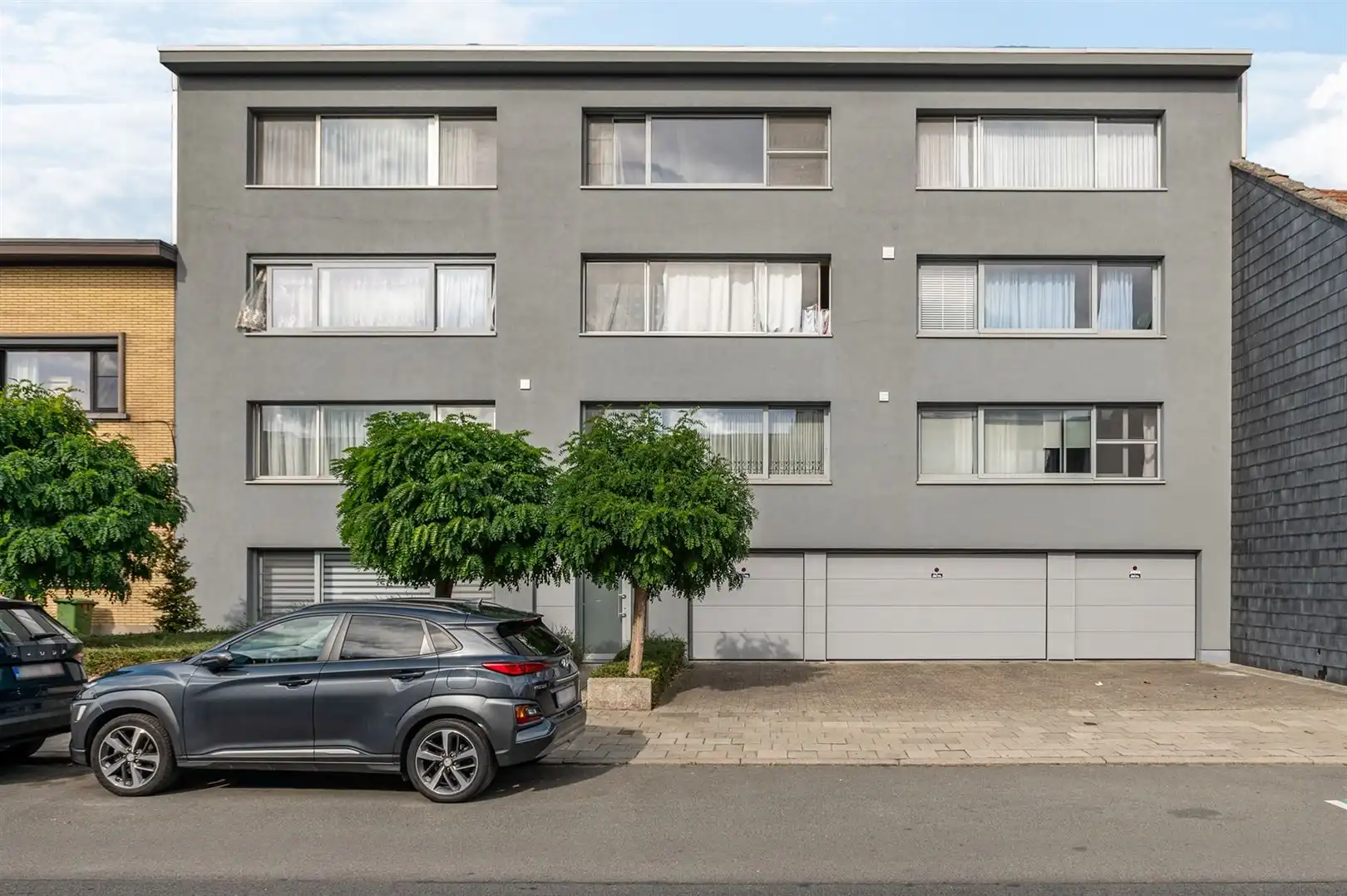 Parkeerplaats in woonwijk met hoge parkeerdruk. foto {{pictureIndex}}