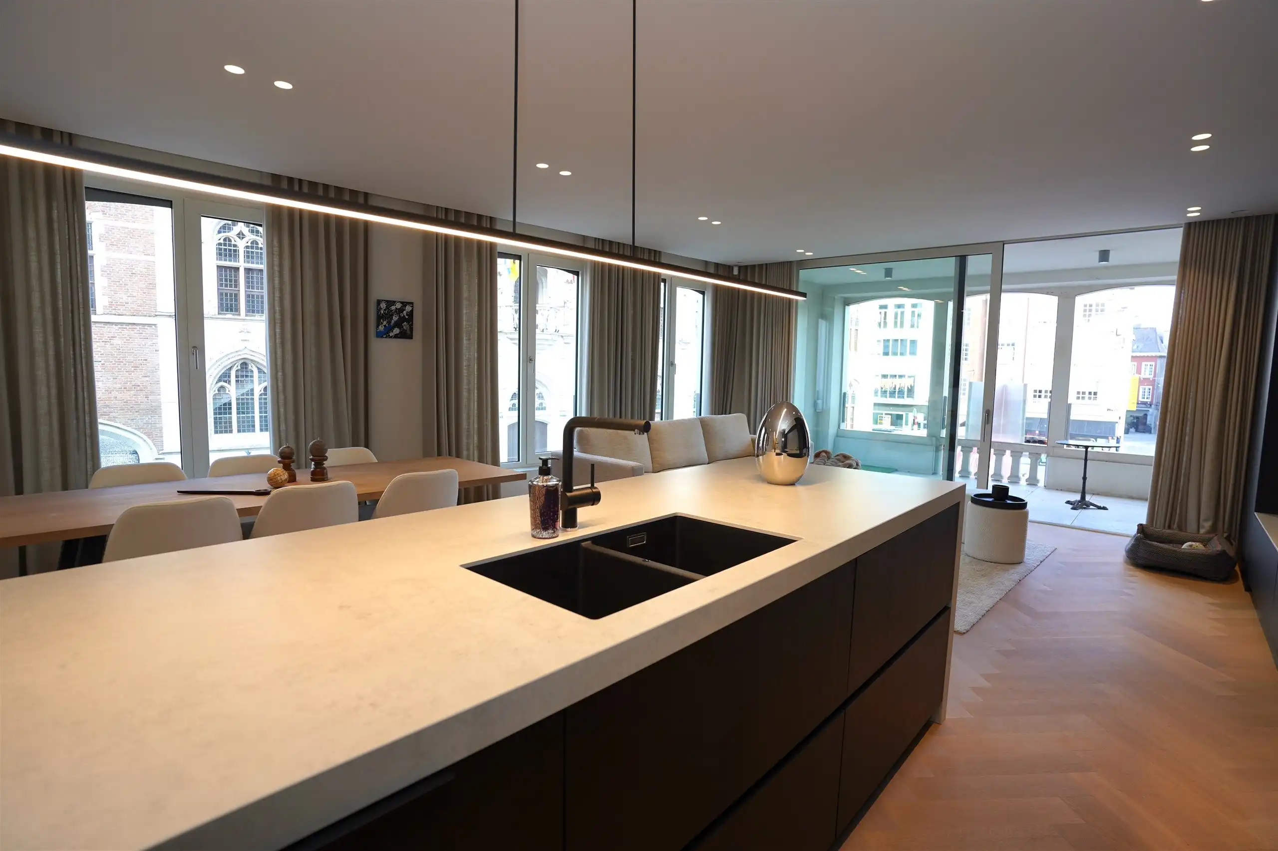 High-end  appartement met frontaal zicht op de Grote Markt met garage en extra staanplaats ! foto 9