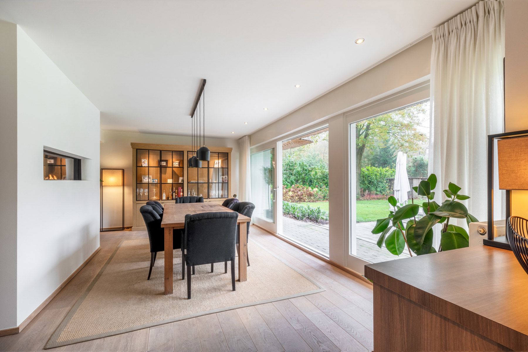Verrassend ruime, stijlvolle en instapklare villa met prachtige ZW-tuin. foto 10
