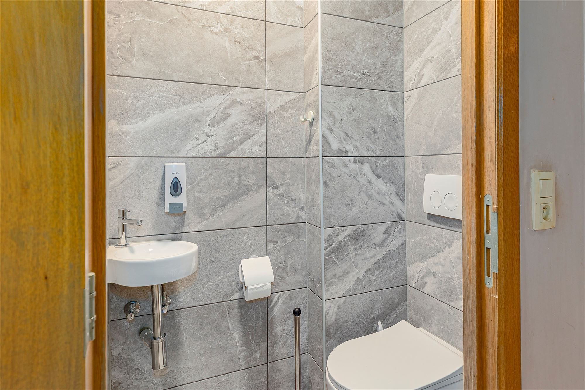 Mooi ingerichte woning met 4 slk, 2 badk en ruime stadstuin in Merksem foto 11