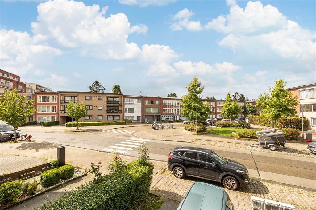 Ruim op te frissen appartement met 3 slaapkamers foto 2