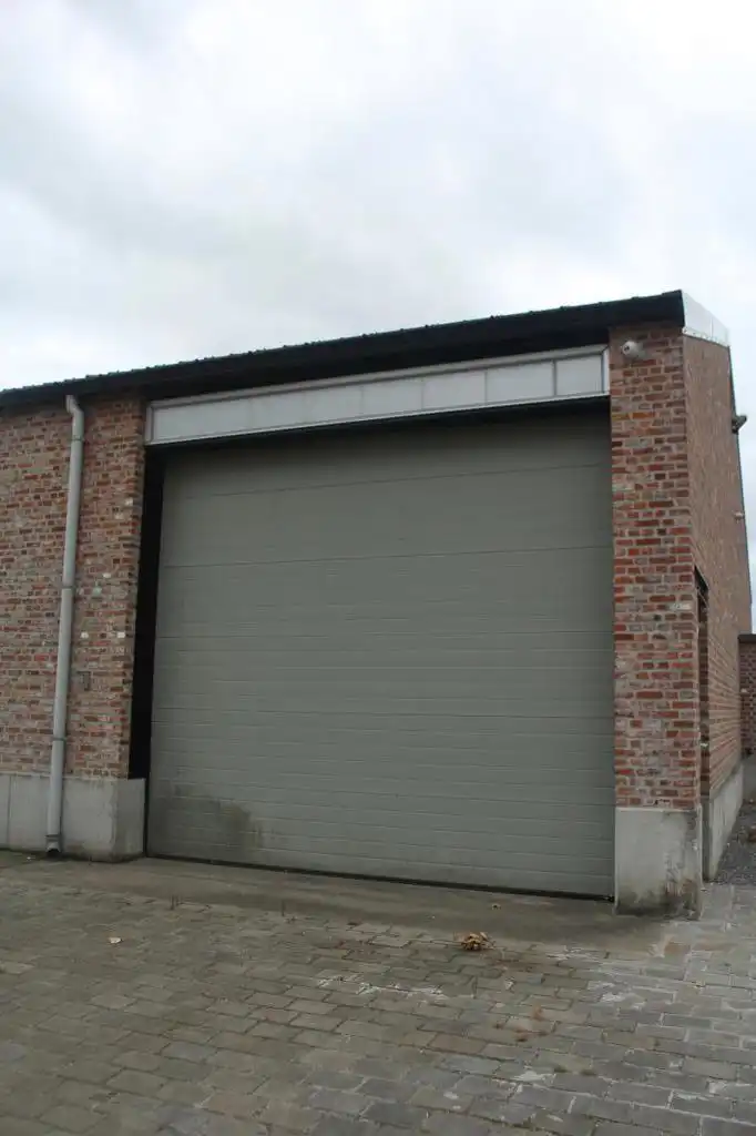 Opslagloods met buitenplein foto 4