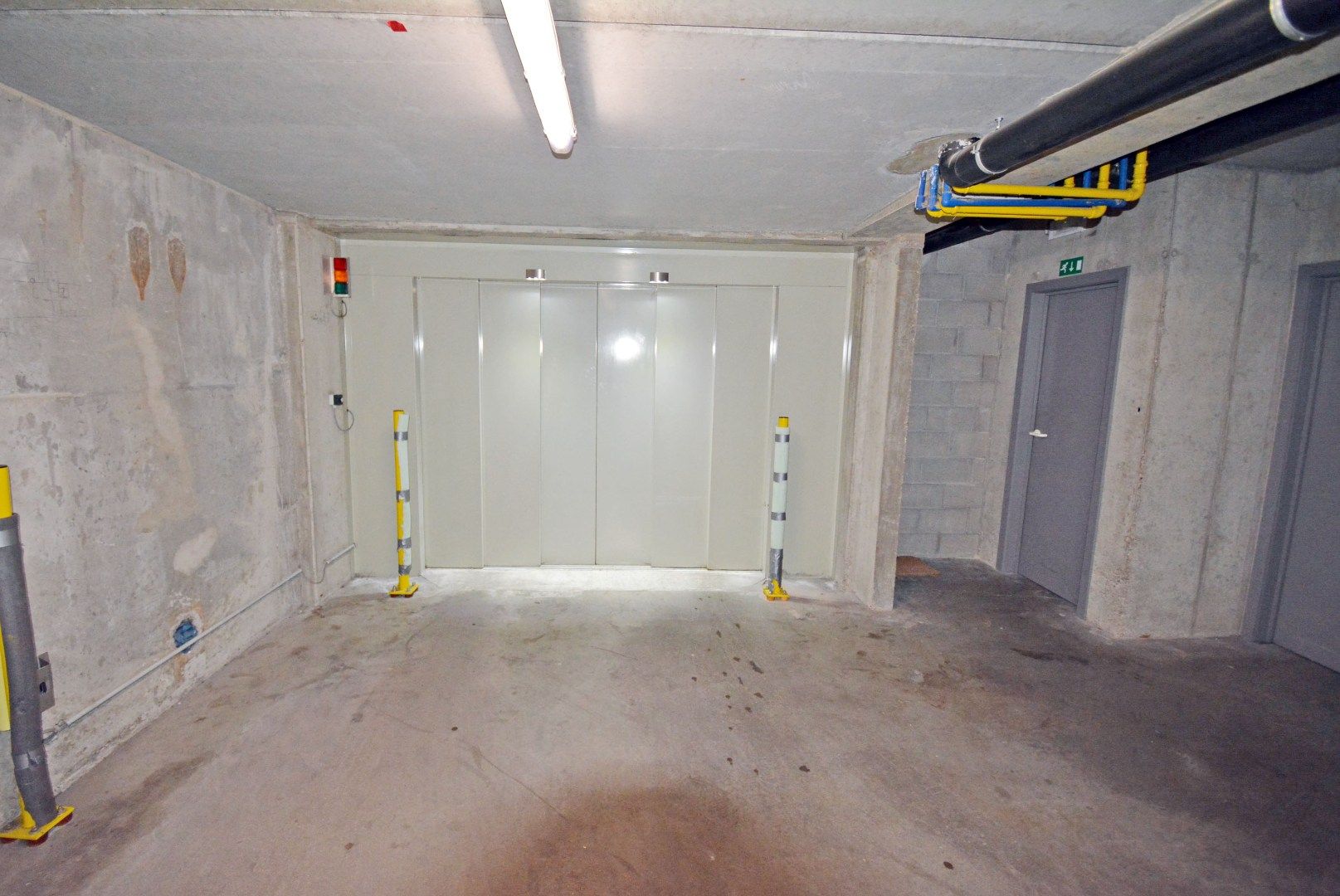 Gesloten garagebox in een zijstraat van de Lippenslaan. foto 7