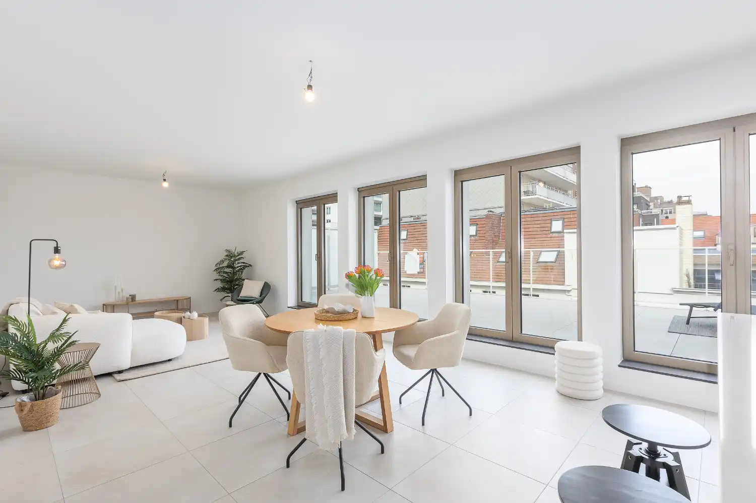 Luxueus nieuwbouwappartement met ruim terras foto {{pictureIndex}}