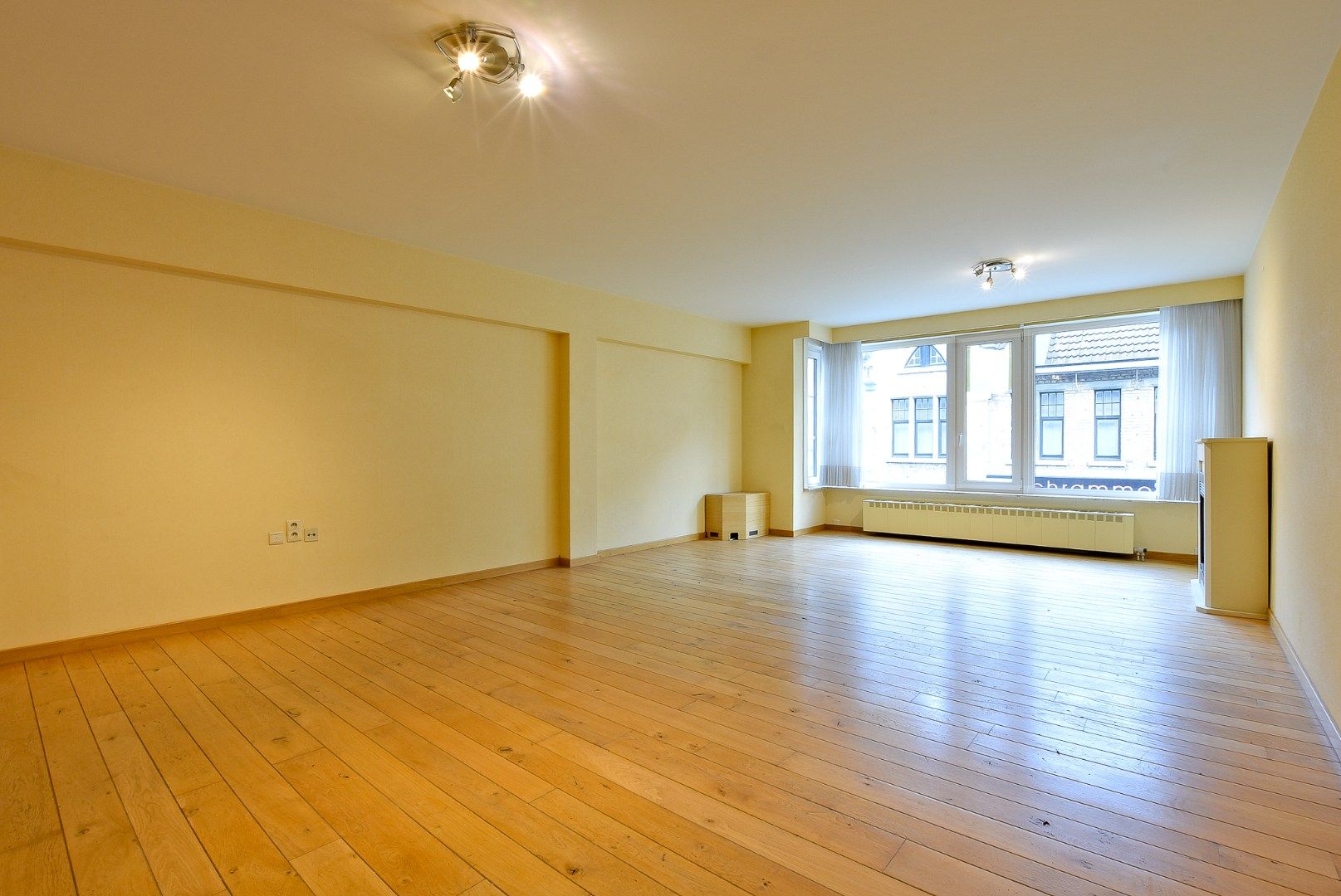 Prachtige 2/3-slaapkamer appartement (112m² + 12m²) in de winkelstraat van Nieuwpoort-stad. foto 4