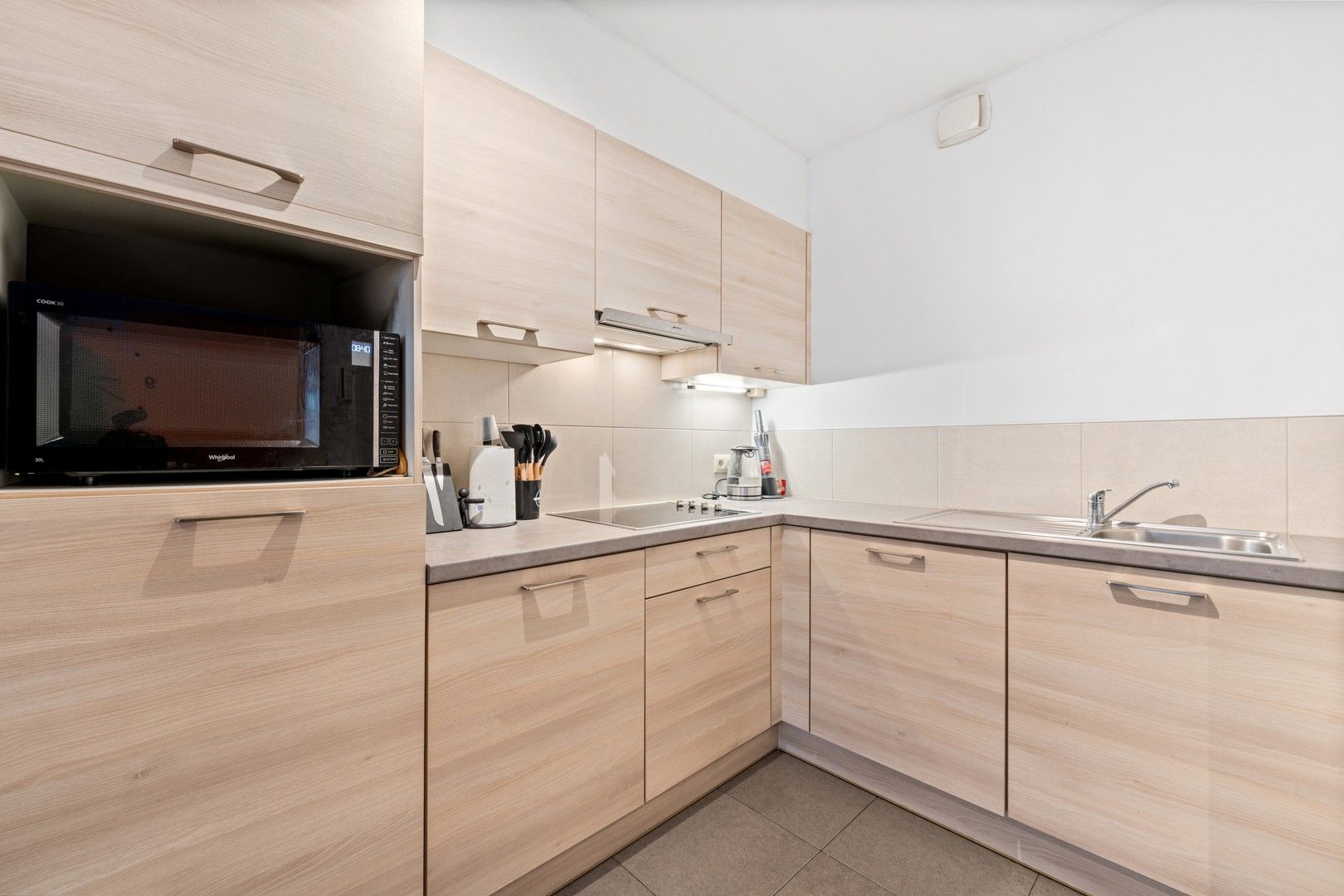 Lichtrijk gelijkvloers appartement met zuidgericht terras in het hart van Zomergem foto 4