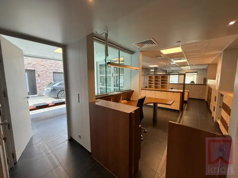 Stijlvol kantoor/handelspand op toplocatie centrum Geel met parking! foto 7