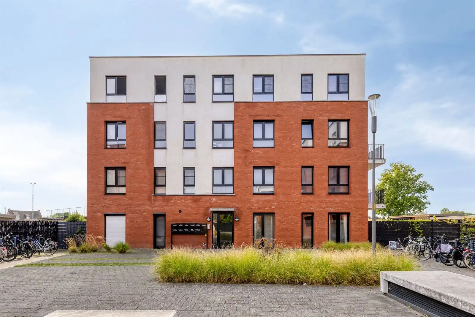 Rustig gelegen en instapklaar appartement met 1 slaapkamer, ruime tuin en private autostaanplaats. foto 2