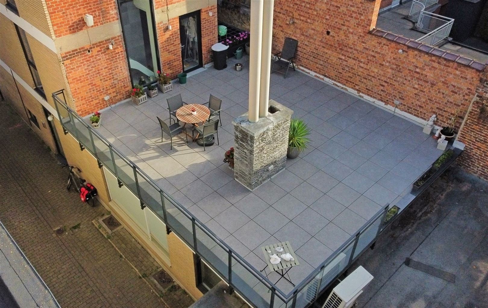 Duplex met ruim terras en garage in de stad foto 4