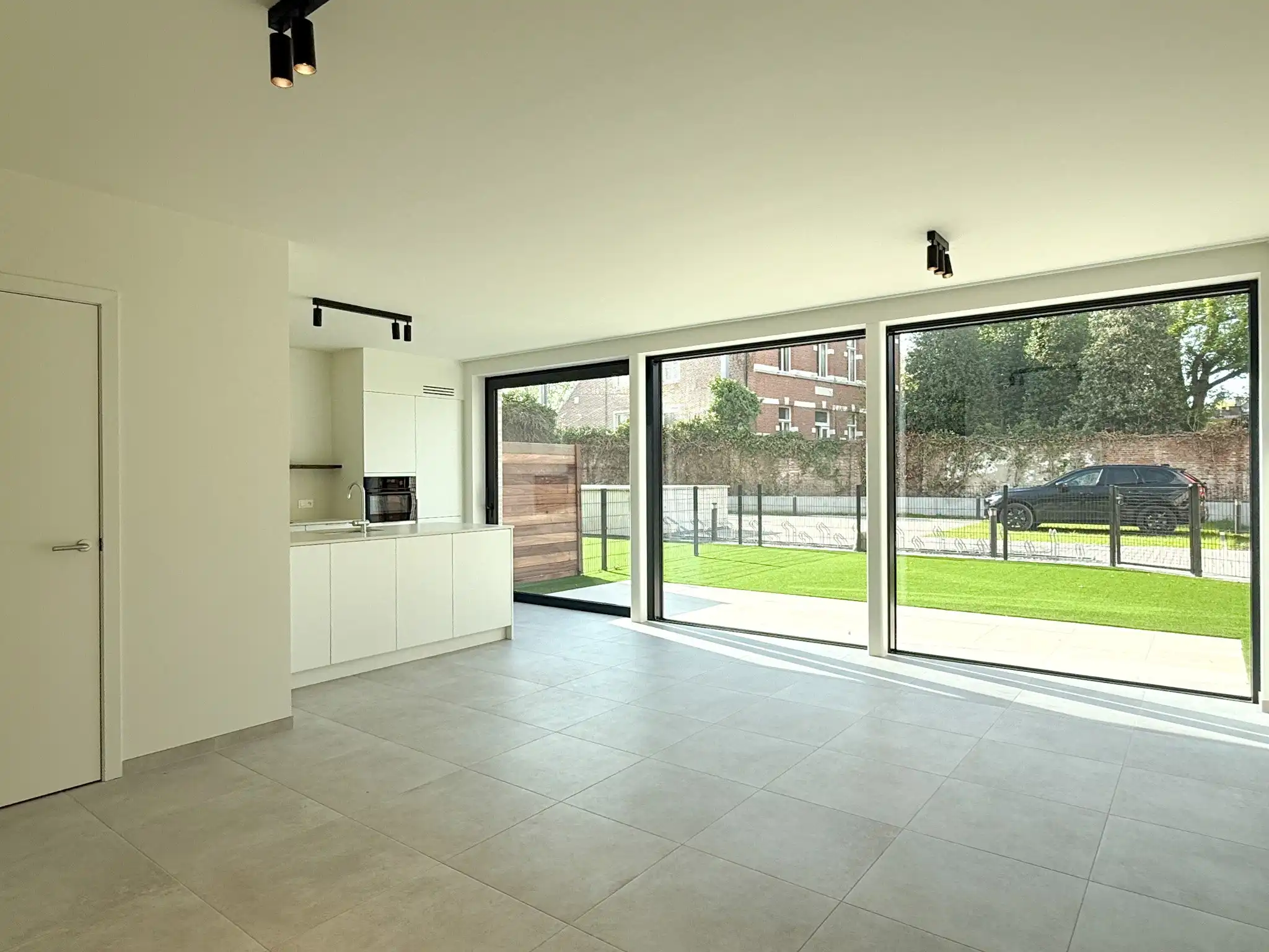 Gelijkvloers nieuwbouwappartement met tuin en twee slaapkamers foto {{pictureIndex}}
