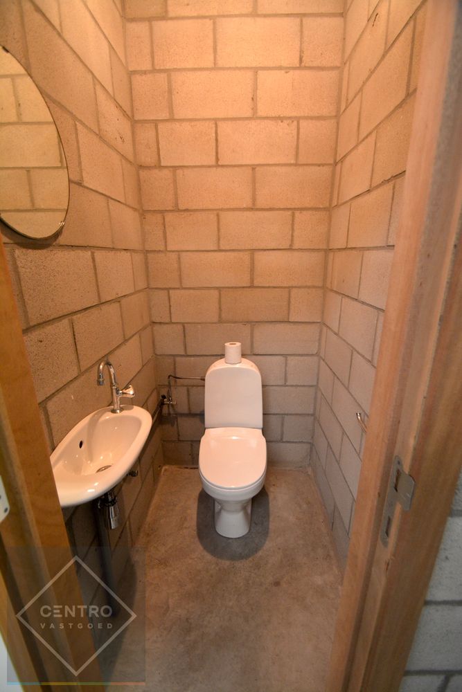 Instapklaar MAGAZIJN (980m2) met geïntegreerde KANTOORRUIMTE en toilet op ambachtelijke zone te Oostkamp foto 9