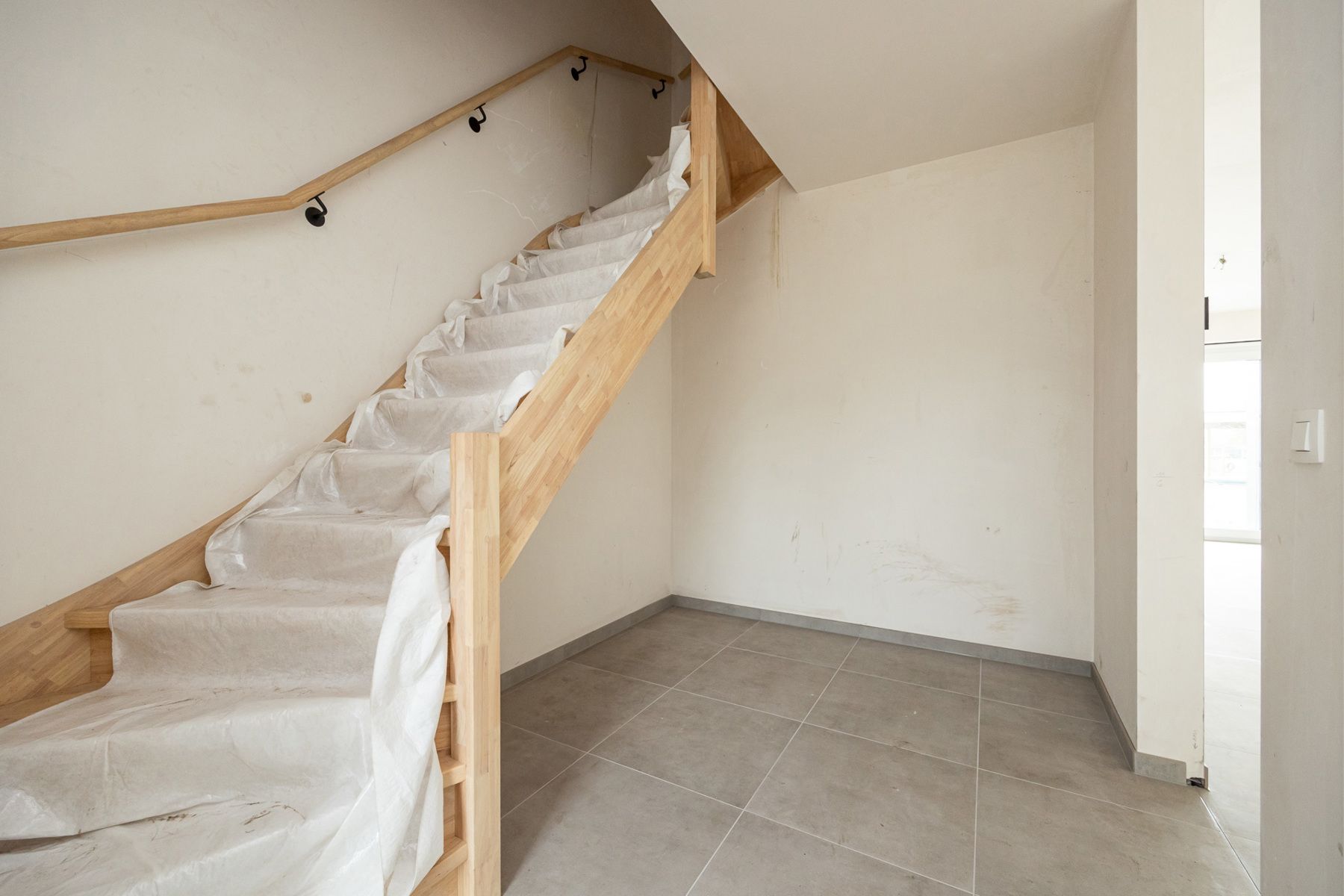 Woning met 4 slaapkamers en fietsenberging/carport op perceel van ca 327m² foto 3