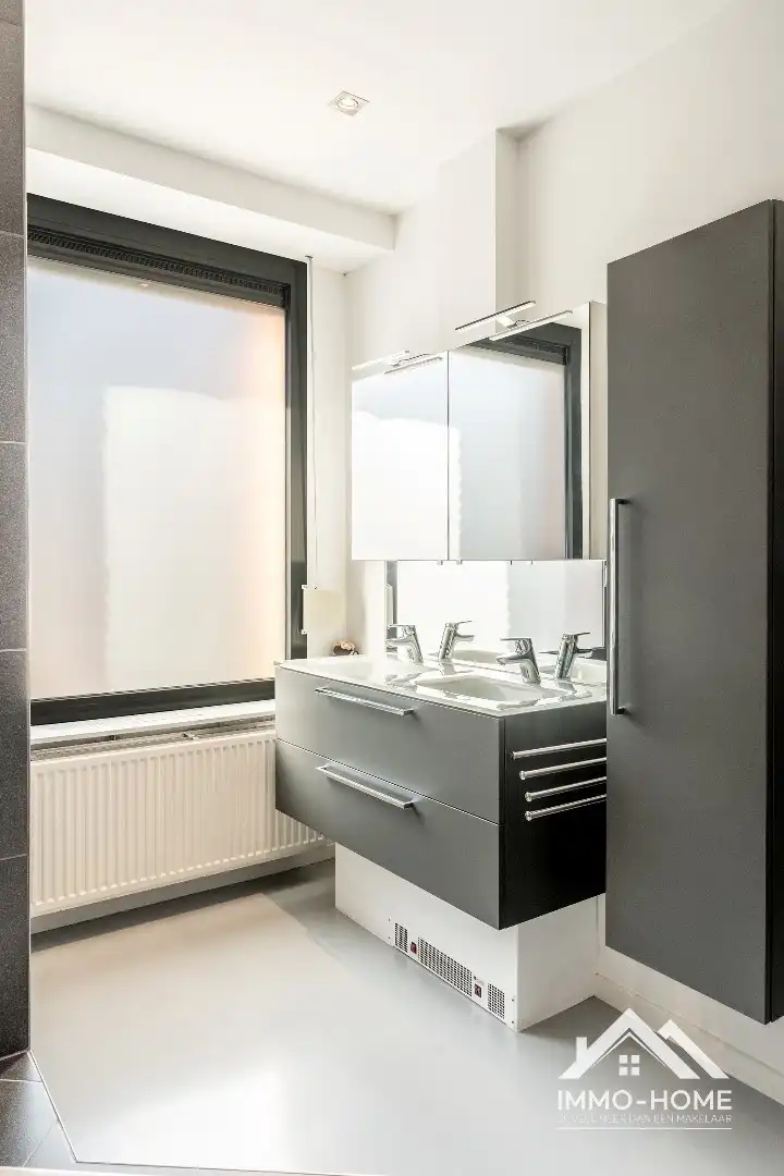 Héél erg ruime gerenoveerde woning met garage nabij centrum Lokeren! foto 11
