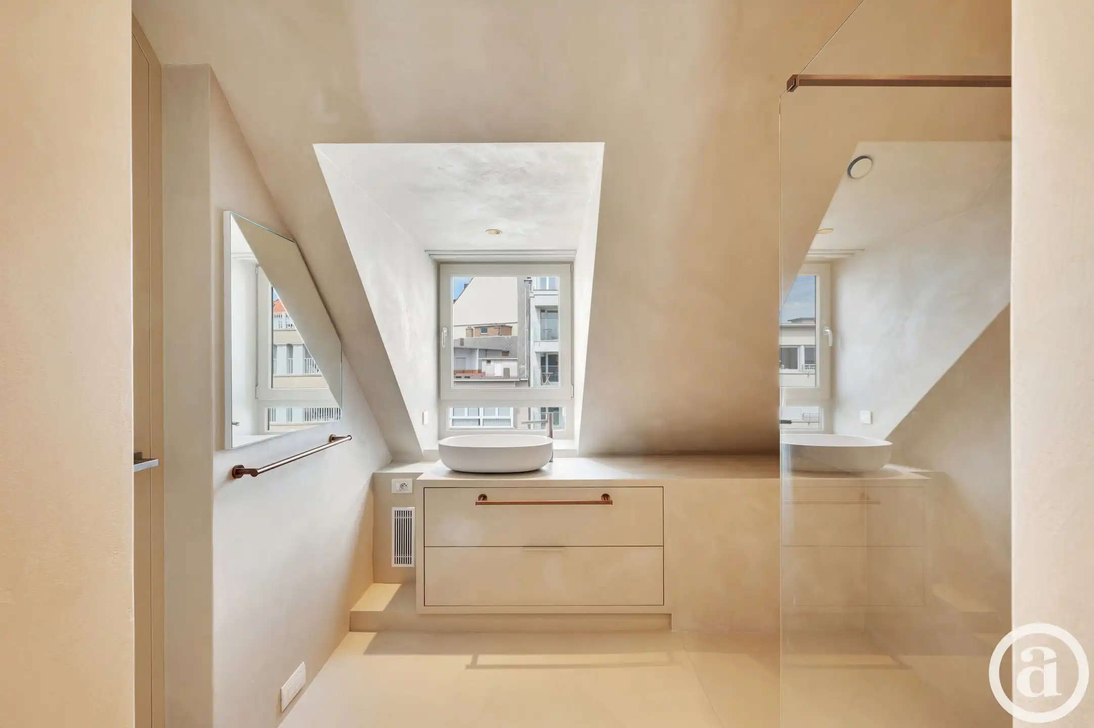 Zonnige penthouse met ruime terrassen en zijdelings zeezicht foto 14