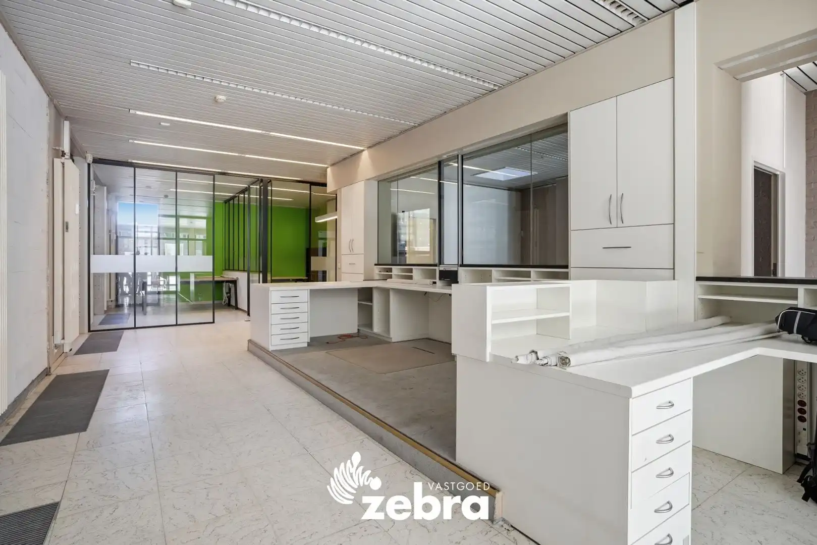 Veelzijdig handelspand met parkeerplaatsen op topligging in centrum Tielt! foto 5
