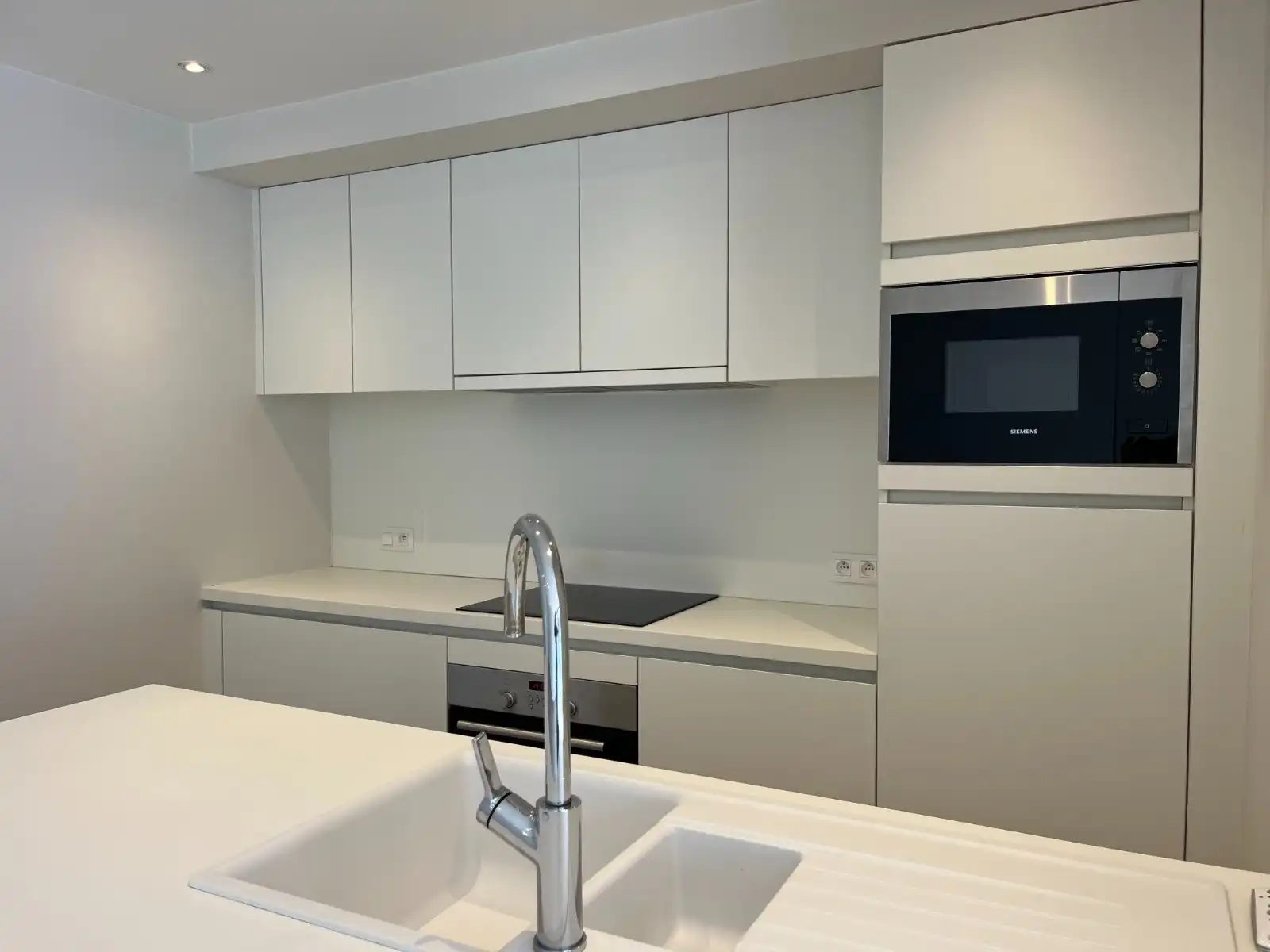 Gezellig en lichtrijk appartement met 2 slaapkamers, terras en staanplaats in hartje Waregem foto 6