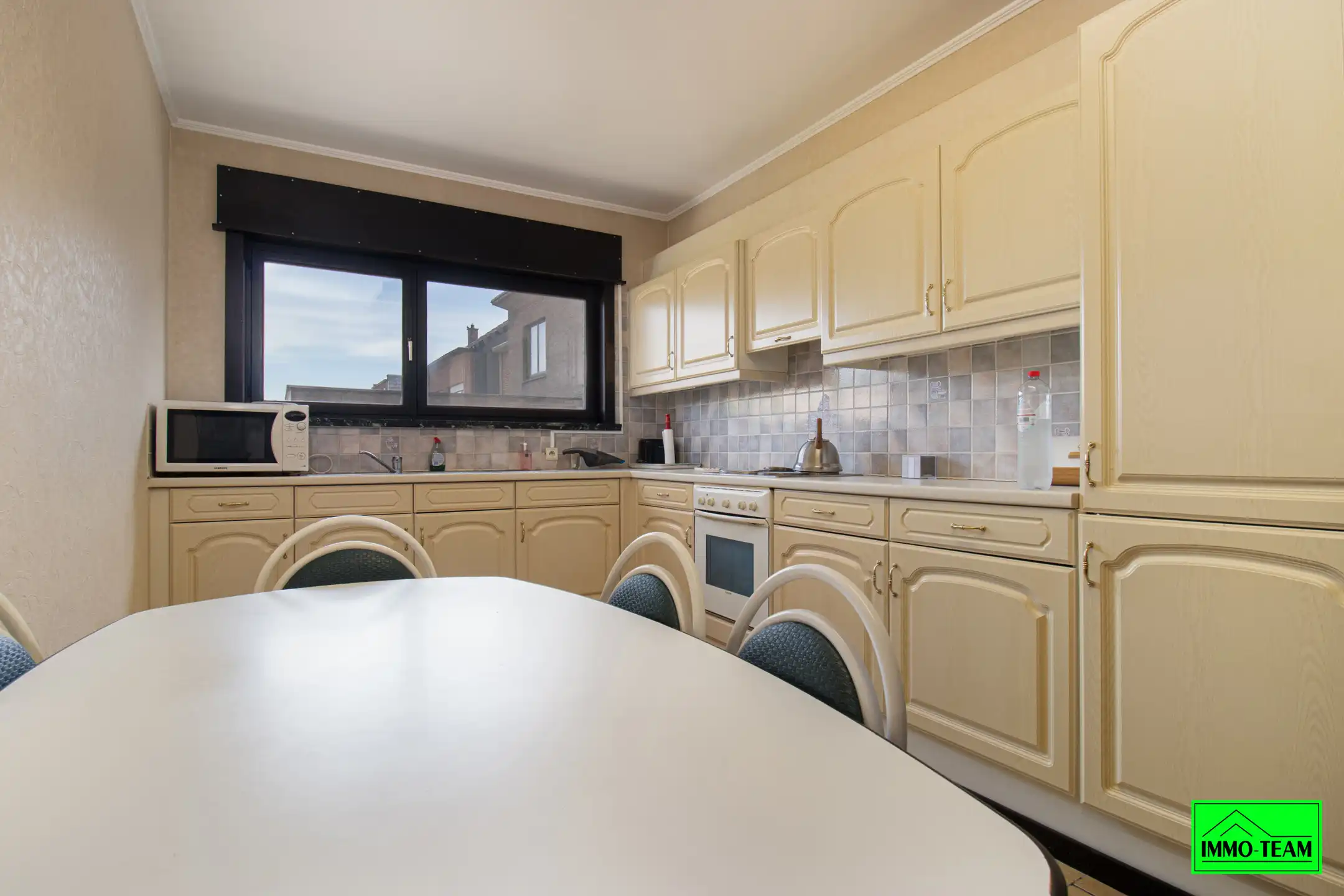 4-gevel woning in residentiële woonwijk foto 7