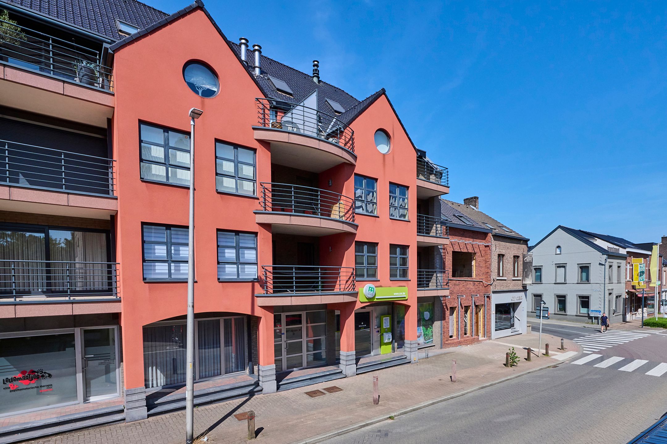 Gelijkvloers appartement met koer en 2 slaapkamers foto 1