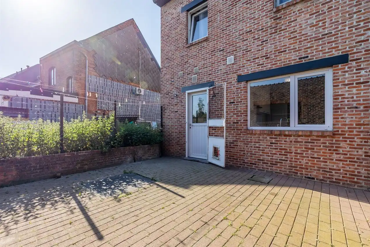 Verzorgde woning met 2 slpk., tuin en garage foto 3