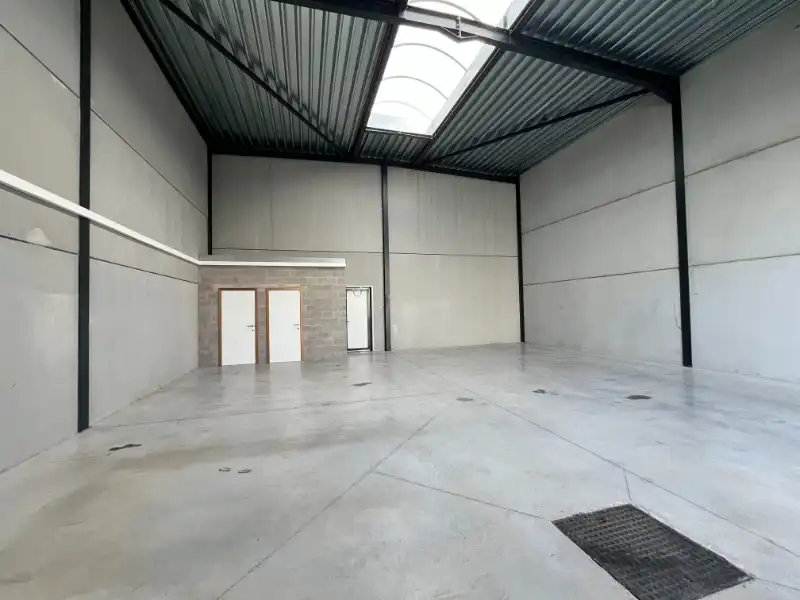 Praktische loods van 132 m² met 2 parkeerplaatsen in Rumbeke foto 6