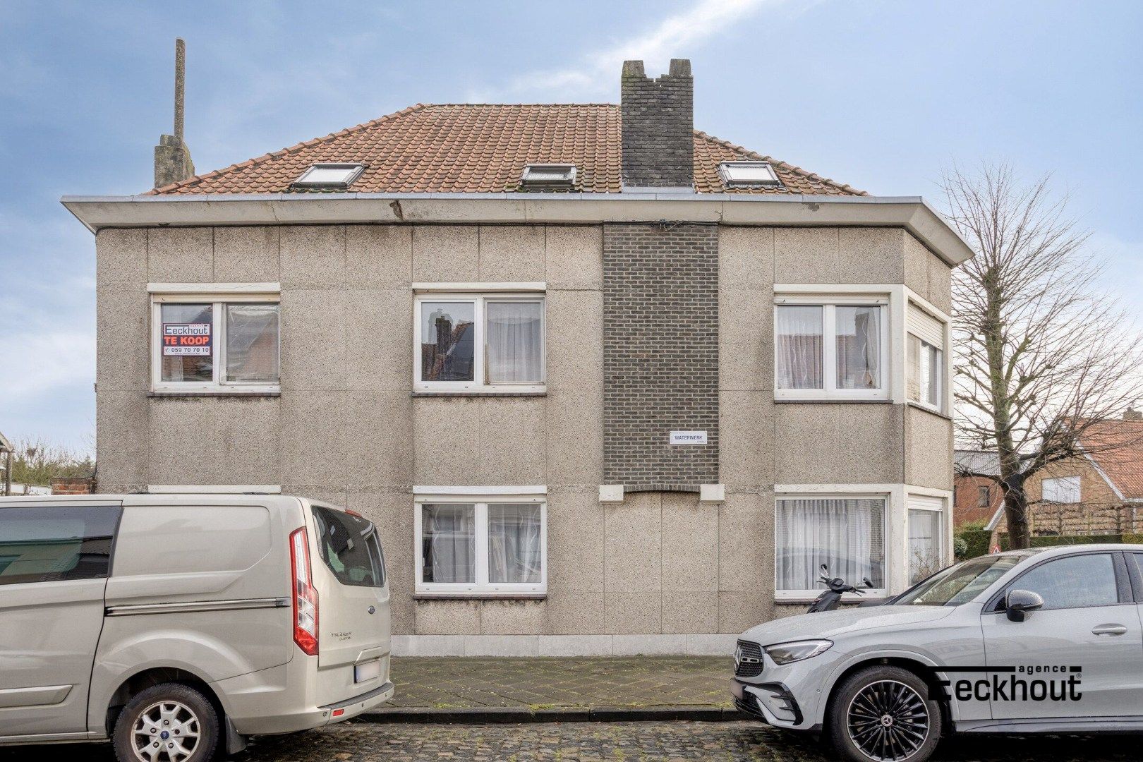 Ruime hoekwoning met 6 slaapkamers en met terras en aangebouwde garage foto {{pictureIndex}}