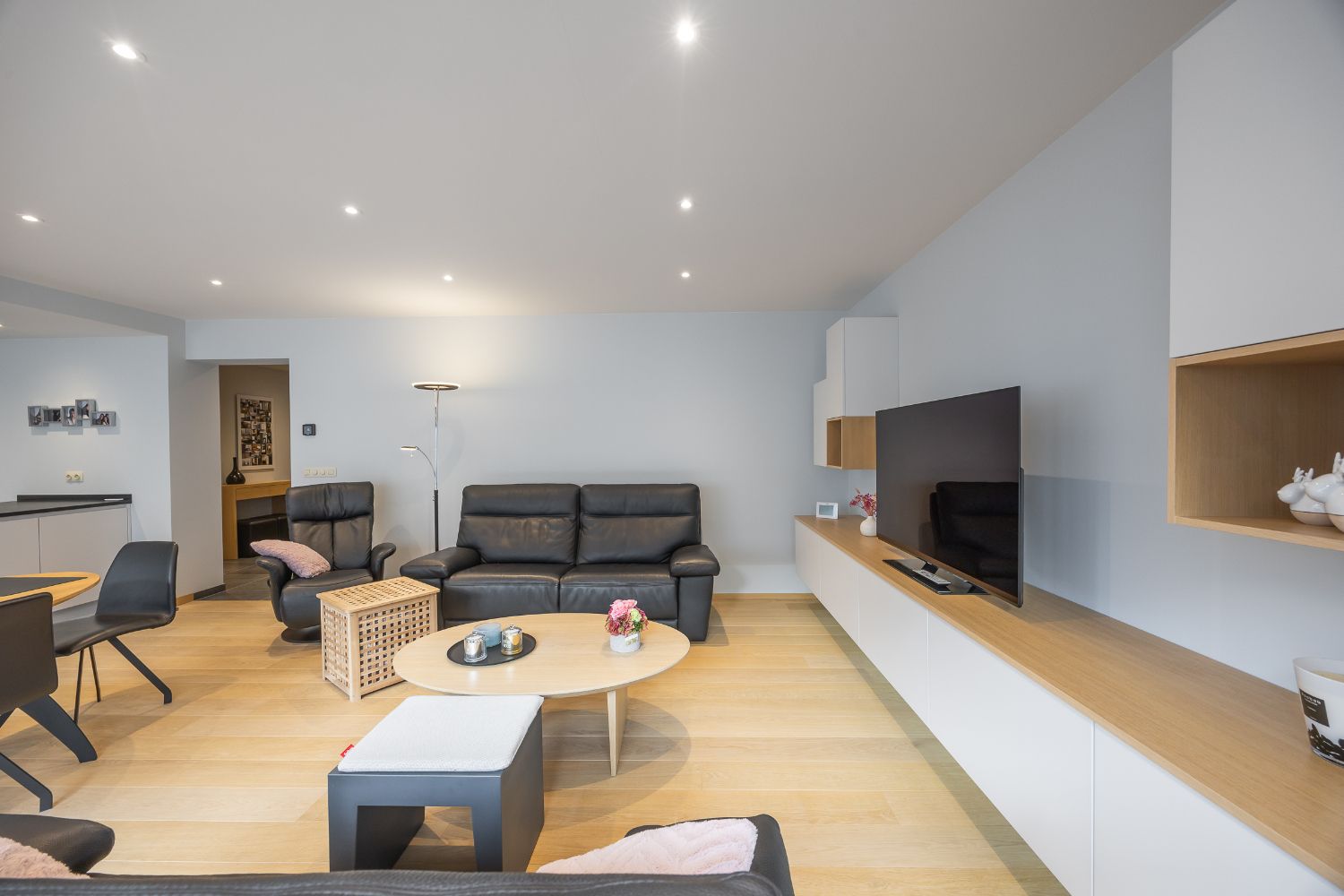 Gerenoveerd 2-slaapkamer appartement met inpandige garage in hartje Oostende foto 4