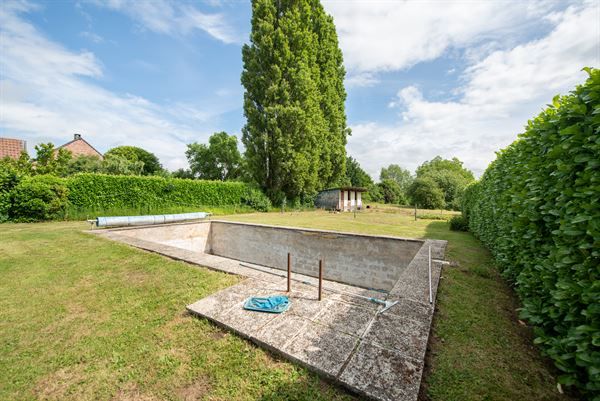 Een ruime, op te knappen, alleenstaande woning met zwembad, op een prachtig perceel van 26 are foto 15