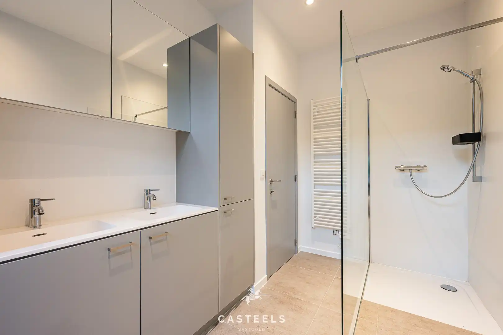 Recent gerenoveerde woning met 5 slpk, koer en terras te Gent foto 15