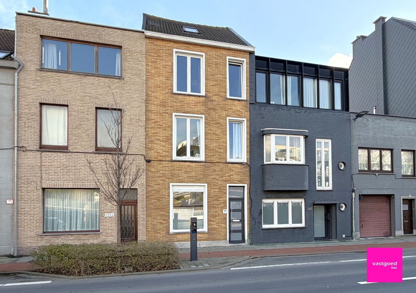 Karaktervol gerenoveerde rijwoning, Oostende foto {{pictureIndex}}