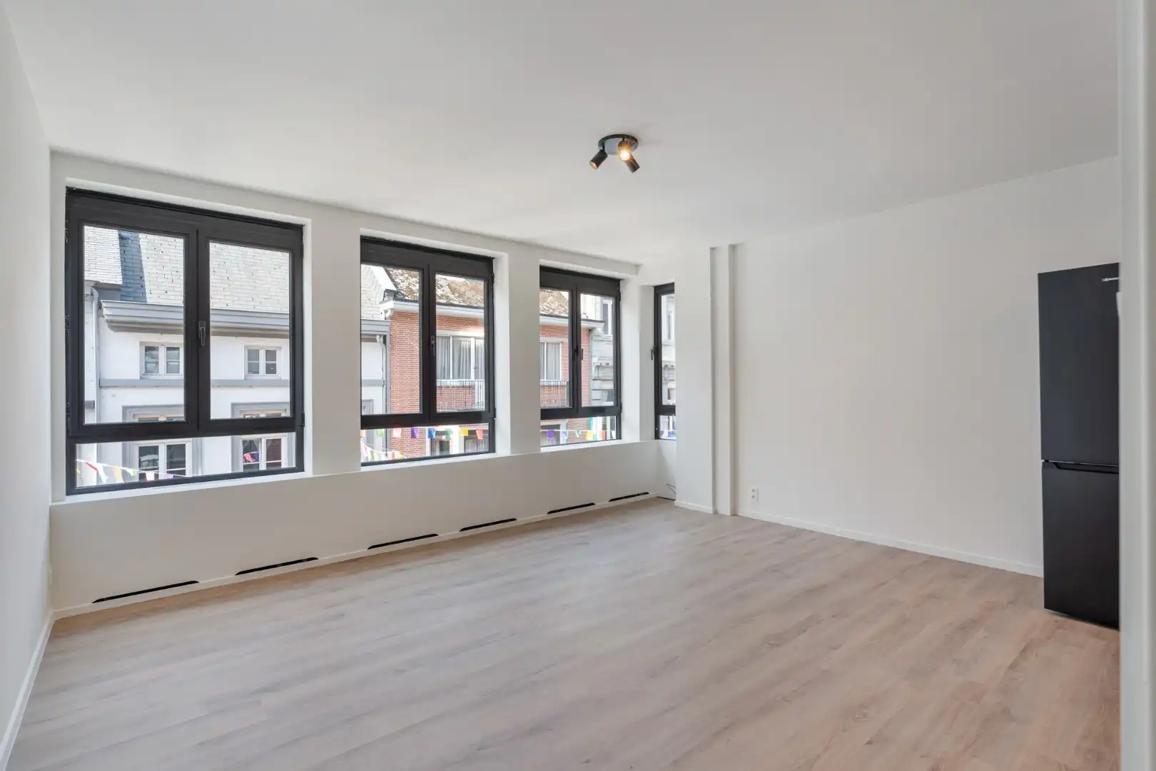 Stijlvol gerenoveerd appartement met moderne uitstraling in het centrum van Maaseik!  foto 5