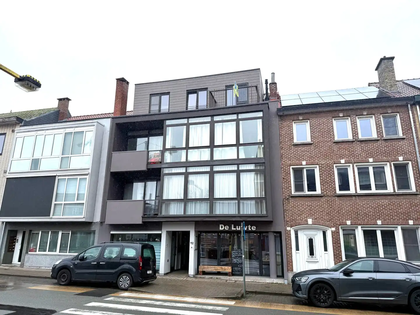 Superleuk bemeubeld dakappartement met penthousegevoel, pal in het centrum van Deinze. foto {{pictureIndex}}