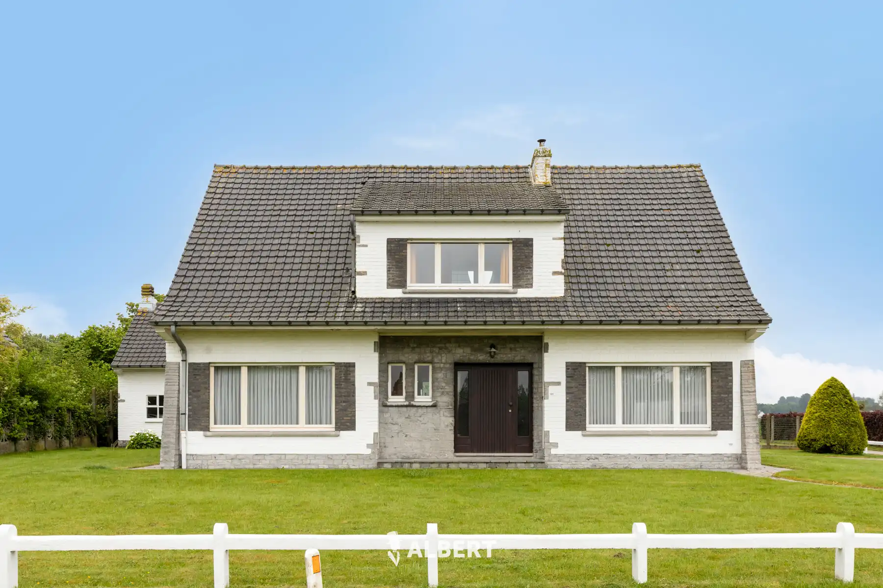 Landelijke woning met bouwgrond, bijgebouw en weideland foto 2