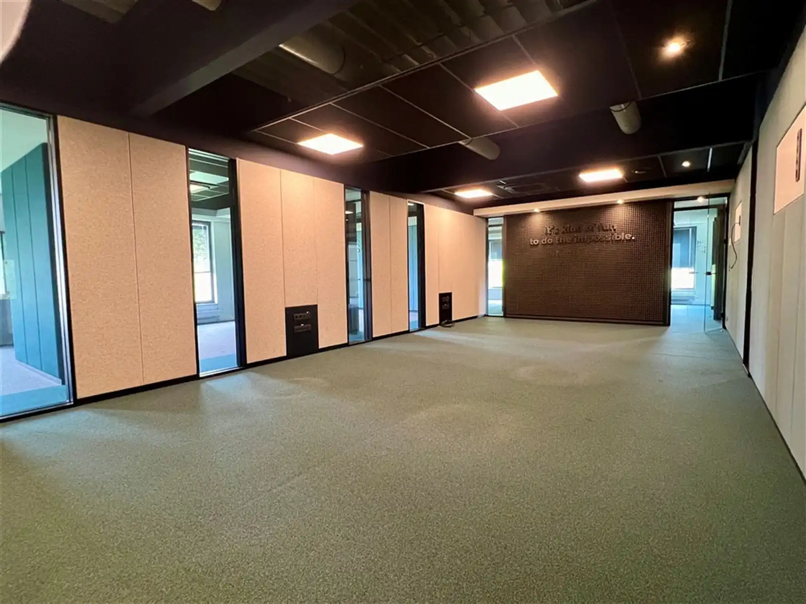 Instapklare kantoren in Zele met ruime parking foto 4