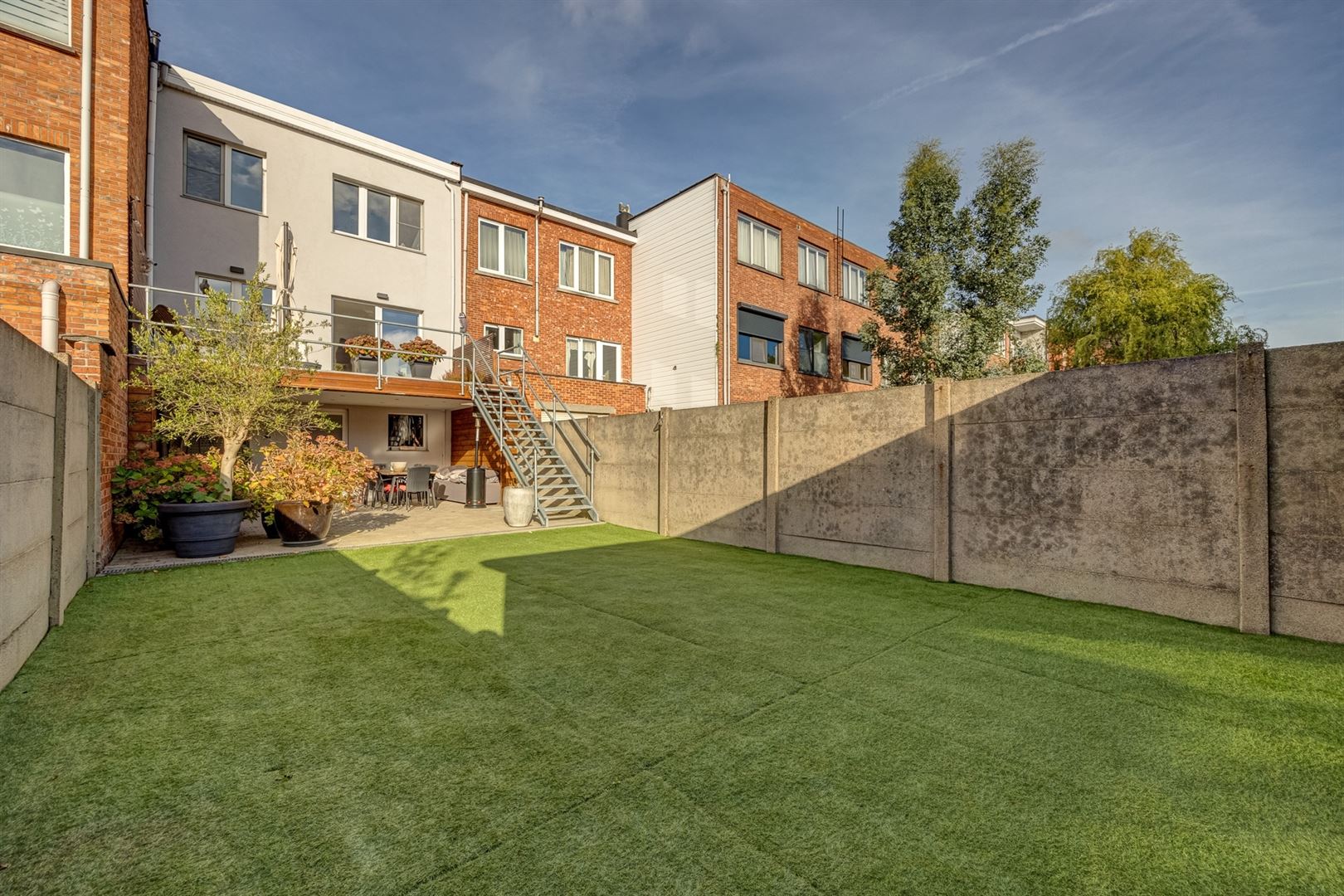 Gerenoveerde woning met garage, oprit en tuin foto 2