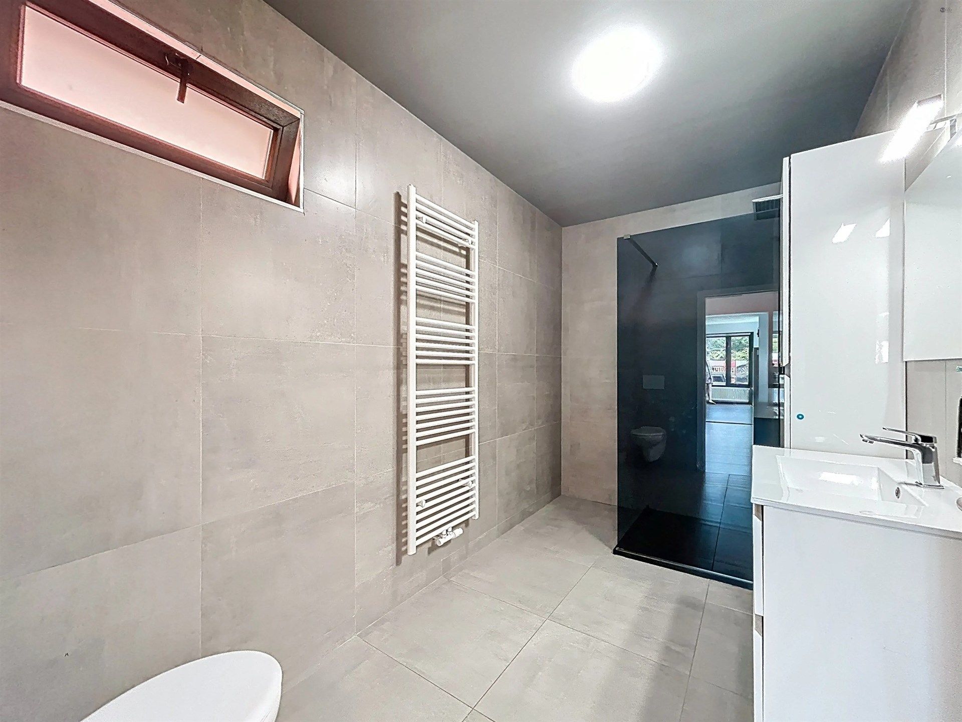 Gerenoveerde half open bebouwing met garage op toplocatie foto 14